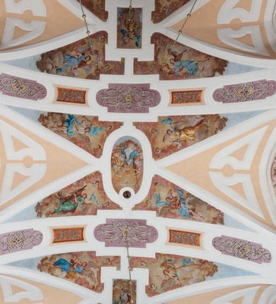 Zdjęcie nr 53: Kościół należy do zespołu dróżek Matki Boskiej, położnych w obrębie klasztoru w Kalwarii Zebrzydowskiej. Świątynia jest położna w centrum wsi, na wschód od głównej drogi, na placu otoczonym kamiennym murem z żeliwnym płotem, który od frontu ozdobiony jest figurami 12 apostołów, umieszczonymi na wysokich cokołach. Główne wejście na plac prowadzi przez bramę od zachodu, flankowaną dwoma filarami, na których ustawione są klasycystyczne wazony. Drugie wejście usytuowane jest od wschodu przez murowaną bramę, nakrytą daszkiem dwuspadowym, na którym ustawiona jest figura grającego na trąbie anioła. Trzecie wejście znajduje się od północy.

Kościół jest budowlą orientowaną, założoną na planie prostokąta, jednonawową, zamkniętą półkolistą absydą. Od zachodu przylega kruchta na planie prostokąta, zamkniętego z jednej strony półkoliście. Wewnątrz kościół dwupiętrowy. Na parterze część wschodnia świątyni podniesiona jest o siedem stopni, oddzielona od nawy trzema półkolistymi arkadami, wspartymi na czterech filarach i ustawionymi przed nimi półkolumnami, które wspierają pełne belkowanie, wyłamane na osiach. W przyłuczach płskorzeźbione główki aniołków. Na fryzie złocony napis: „EIA ADVOCATA NOSTRA OCVLOS MISERICORDES AD NOS CONVERTE ET IESVM BENEDICTV FRCTVM NOBIS OSTENDE”. Za środkową arkadą usytuowana jest niewielka, najstarsza część świątyni – Grób Matki Boskiej, na rzucie prostokąta, sklepiony krzyżowo. W ścianach bocznych nawy są półkoliście zamknięte wnęki na ołtarze. Od zachodu chór muzyczny wsparty jest na trzech arkadach filarowych. Wnętrze obiega drewniany ganek wsparty na metalowych wspornikach, a w części wschodniej i zachodniej na trzech murowanych arkadach. Podniebienie ganku zdobione jest geometrycznym stiukiem. W części nawowej świątyni znajduje się sklepienie kolebkowe z lunetami, w apsydzie hemisferyczne. Wnętrze doświetlone jest sześcioma małymi, okrągłymi oknami znajdującymi się na piętrze od strony północnej i południowej.

Fasada w dolnej części zaakcentowana jest przez monumentalną kruchtę w formie aediculi, założoną na rzucie prostokąta zamkniętego półkoliście. Ściany artykułowane są pięcioma półkolistymi arkadami, wspartymi na filarkach. Od zewnątrz osie ujęte są przez kanelowane kolumny, ustawione na wysokich cokołach, na tle pilastrów. Podpory wznoszą pełne belkowanie i wysunięty gzyms zdobiony kimationem i dekoracją kostkową. Nakrycie w formie kopuły półkolistej z latarnią. Belkowanie ozdobione jest dekoracją roślinną i główkami aniołków. Po bokach kruchty wysunięte są fragmenty muru oporowego do połowy wysokości fasady. Powyżej fasada flankowana przez dwie pary pilastrów z jońskimi kapitelami wspierającymi niepełne belkowanie. Pośrodku duże, półkoliste okno z metalową, dekoracyjną kratą. Szczyt trójkątny z oculusem pośrodku. Na szczycie ustawiona jest figura Najświętszej Marii Panny. Świątynia dookoła obwiedziona szerokim murem oporowym, nakrytym daszkiem, o ukośnych ścianach, flankowanych szkarpami, po sześć na każdej ścianie bocznej i dwoma na ścianie zachodniej oraz wschodniej. Powyżej elewacje ujęte pilastrami z kapitelami jońskimi wznoszącymi niepełne belkowanie. Na wschodniej ścianie półkolista apsyda, nakryta półkopułą. Kościół nakryty dachem siodłowym ze zdwojoną, wysoką latarnią pośrodku. Na narożach dachu ustawione wysokie obeliski na cokołach. 

 