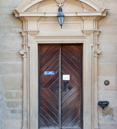 Zdjęcie nr 39: Kościół należy do zespołu dróżek Matki Boskiej, położnych w obrębie klasztoru w Kalwarii Zebrzydowskiej. Świątynia jest położna w centrum wsi, na wschód od głównej drogi, na placu otoczonym kamiennym murem z żeliwnym płotem, który od frontu ozdobiony jest figurami 12 apostołów, umieszczonymi na wysokich cokołach. Główne wejście na plac prowadzi przez bramę od zachodu, flankowaną dwoma filarami, na których ustawione są klasycystyczne wazony. Drugie wejście usytuowane jest od wschodu przez murowaną bramę, nakrytą daszkiem dwuspadowym, na którym ustawiona jest figura grającego na trąbie anioła. Trzecie wejście znajduje się od północy.

Kościół jest budowlą orientowaną, założoną na planie prostokąta, jednonawową, zamkniętą półkolistą absydą. Od zachodu przylega kruchta na planie prostokąta, zamkniętego z jednej strony półkoliście. Wewnątrz kościół dwupiętrowy. Na parterze część wschodnia świątyni podniesiona jest o siedem stopni, oddzielona od nawy trzema półkolistymi arkadami, wspartymi na czterech filarach i ustawionymi przed nimi półkolumnami, które wspierają pełne belkowanie, wyłamane na osiach. W przyłuczach płskorzeźbione główki aniołków. Na fryzie złocony napis: „EIA ADVOCATA NOSTRA OCVLOS MISERICORDES AD NOS CONVERTE ET IESVM BENEDICTV FRCTVM NOBIS OSTENDE”. Za środkową arkadą usytuowana jest niewielka, najstarsza część świątyni – Grób Matki Boskiej, na rzucie prostokąta, sklepiony krzyżowo. W ścianach bocznych nawy są półkoliście zamknięte wnęki na ołtarze. Od zachodu chór muzyczny wsparty jest na trzech arkadach filarowych. Wnętrze obiega drewniany ganek wsparty na metalowych wspornikach, a w części wschodniej i zachodniej na trzech murowanych arkadach. Podniebienie ganku zdobione jest geometrycznym stiukiem. W części nawowej świątyni znajduje się sklepienie kolebkowe z lunetami, w apsydzie hemisferyczne. Wnętrze doświetlone jest sześcioma małymi, okrągłymi oknami znajdującymi się na piętrze od strony północnej i południowej.

Fasada w dolnej części zaakcentowana jest przez monumentalną kruchtę w formie aediculi, założoną na rzucie prostokąta zamkniętego półkoliście. Ściany artykułowane są pięcioma półkolistymi arkadami, wspartymi na filarkach. Od zewnątrz osie ujęte są przez kanelowane kolumny, ustawione na wysokich cokołach, na tle pilastrów. Podpory wznoszą pełne belkowanie i wysunięty gzyms zdobiony kimationem i dekoracją kostkową. Nakrycie w formie kopuły półkolistej z latarnią. Belkowanie ozdobione jest dekoracją roślinną i główkami aniołków. Po bokach kruchty wysunięte są fragmenty muru oporowego do połowy wysokości fasady. Powyżej fasada flankowana przez dwie pary pilastrów z jońskimi kapitelami wspierającymi niepełne belkowanie. Pośrodku duże, półkoliste okno z metalową, dekoracyjną kratą. Szczyt trójkątny z oculusem pośrodku. Na szczycie ustawiona jest figura Najświętszej Marii Panny. Świątynia dookoła obwiedziona szerokim murem oporowym, nakrytym daszkiem, o ukośnych ścianach, flankowanych szkarpami, po sześć na każdej ścianie bocznej i dwoma na ścianie zachodniej oraz wschodniej. Powyżej elewacje ujęte pilastrami z kapitelami jońskimi wznoszącymi niepełne belkowanie. Na wschodniej ścianie półkolista apsyda, nakryta półkopułą. Kościół nakryty dachem siodłowym ze zdwojoną, wysoką latarnią pośrodku. Na narożach dachu ustawione wysokie obeliski na cokołach. 

 