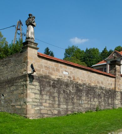 Zdjęcie nr 63: Kościół należy do zespołu dróżek Matki Boskiej, położnych w obrębie klasztoru w Kalwarii Zebrzydowskiej. Świątynia jest położna w centrum wsi, na wschód od głównej drogi, na placu otoczonym kamiennym murem z żeliwnym płotem, który od frontu ozdobiony jest figurami 12 apostołów, umieszczonymi na wysokich cokołach. Główne wejście na plac prowadzi przez bramę od zachodu, flankowaną dwoma filarami, na których ustawione są klasycystyczne wazony. Drugie wejście usytuowane jest od wschodu przez murowaną bramę, nakrytą daszkiem dwuspadowym, na którym ustawiona jest figura grającego na trąbie anioła. Trzecie wejście znajduje się od północy.

Kościół jest budowlą orientowaną, założoną na planie prostokąta, jednonawową, zamkniętą półkolistą absydą. Od zachodu przylega kruchta na planie prostokąta, zamkniętego z jednej strony półkoliście. Wewnątrz kościół dwupiętrowy. Na parterze część wschodnia świątyni podniesiona jest o siedem stopni, oddzielona od nawy trzema półkolistymi arkadami, wspartymi na czterech filarach i ustawionymi przed nimi półkolumnami, które wspierają pełne belkowanie, wyłamane na osiach. W przyłuczach płskorzeźbione główki aniołków. Na fryzie złocony napis: „EIA ADVOCATA NOSTRA OCVLOS MISERICORDES AD NOS CONVERTE ET IESVM BENEDICTV FRCTVM NOBIS OSTENDE”. Za środkową arkadą usytuowana jest niewielka, najstarsza część świątyni – Grób Matki Boskiej, na rzucie prostokąta, sklepiony krzyżowo. W ścianach bocznych nawy są półkoliście zamknięte wnęki na ołtarze. Od zachodu chór muzyczny wsparty jest na trzech arkadach filarowych. Wnętrze obiega drewniany ganek wsparty na metalowych wspornikach, a w części wschodniej i zachodniej na trzech murowanych arkadach. Podniebienie ganku zdobione jest geometrycznym stiukiem. W części nawowej świątyni znajduje się sklepienie kolebkowe z lunetami, w apsydzie hemisferyczne. Wnętrze doświetlone jest sześcioma małymi, okrągłymi oknami znajdującymi się na piętrze od strony północnej i południowej.

Fasada w dolnej części zaakcentowana jest przez monumentalną kruchtę w formie aediculi, założoną na rzucie prostokąta zamkniętego półkoliście. Ściany artykułowane są pięcioma półkolistymi arkadami, wspartymi na filarkach. Od zewnątrz osie ujęte są przez kanelowane kolumny, ustawione na wysokich cokołach, na tle pilastrów. Podpory wznoszą pełne belkowanie i wysunięty gzyms zdobiony kimationem i dekoracją kostkową. Nakrycie w formie kopuły półkolistej z latarnią. Belkowanie ozdobione jest dekoracją roślinną i główkami aniołków. Po bokach kruchty wysunięte są fragmenty muru oporowego do połowy wysokości fasady. Powyżej fasada flankowana przez dwie pary pilastrów z jońskimi kapitelami wspierającymi niepełne belkowanie. Pośrodku duże, półkoliste okno z metalową, dekoracyjną kratą. Szczyt trójkątny z oculusem pośrodku. Na szczycie ustawiona jest figura Najświętszej Marii Panny. Świątynia dookoła obwiedziona szerokim murem oporowym, nakrytym daszkiem, o ukośnych ścianach, flankowanych szkarpami, po sześć na każdej ścianie bocznej i dwoma na ścianie zachodniej oraz wschodniej. Powyżej elewacje ujęte pilastrami z kapitelami jońskimi wznoszącymi niepełne belkowanie. Na wschodniej ścianie półkolista apsyda, nakryta półkopułą. Kościół nakryty dachem siodłowym ze zdwojoną, wysoką latarnią pośrodku. Na narożach dachu ustawione wysokie obeliski na cokołach. 

 