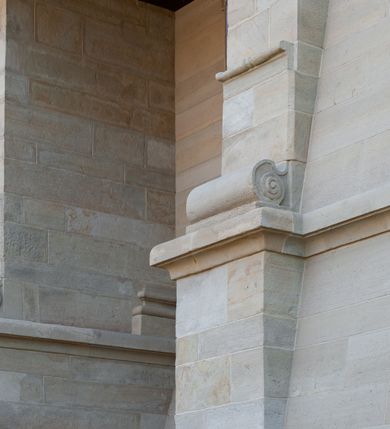 Zdjęcie nr 32: Kościół należy do zespołu dróżek Matki Boskiej, położnych w obrębie klasztoru w Kalwarii Zebrzydowskiej. Świątynia jest położna w centrum wsi, na wschód od głównej drogi, na placu otoczonym kamiennym murem z żeliwnym płotem, który od frontu ozdobiony jest figurami 12 apostołów, umieszczonymi na wysokich cokołach. Główne wejście na plac prowadzi przez bramę od zachodu, flankowaną dwoma filarami, na których ustawione są klasycystyczne wazony. Drugie wejście usytuowane jest od wschodu przez murowaną bramę, nakrytą daszkiem dwuspadowym, na którym ustawiona jest figura grającego na trąbie anioła. Trzecie wejście znajduje się od północy.

Kościół jest budowlą orientowaną, założoną na planie prostokąta, jednonawową, zamkniętą półkolistą absydą. Od zachodu przylega kruchta na planie prostokąta, zamkniętego z jednej strony półkoliście. Wewnątrz kościół dwupiętrowy. Na parterze część wschodnia świątyni podniesiona jest o siedem stopni, oddzielona od nawy trzema półkolistymi arkadami, wspartymi na czterech filarach i ustawionymi przed nimi półkolumnami, które wspierają pełne belkowanie, wyłamane na osiach. W przyłuczach płskorzeźbione główki aniołków. Na fryzie złocony napis: „EIA ADVOCATA NOSTRA OCVLOS MISERICORDES AD NOS CONVERTE ET IESVM BENEDICTV FRCTVM NOBIS OSTENDE”. Za środkową arkadą usytuowana jest niewielka, najstarsza część świątyni – Grób Matki Boskiej, na rzucie prostokąta, sklepiony krzyżowo. W ścianach bocznych nawy są półkoliście zamknięte wnęki na ołtarze. Od zachodu chór muzyczny wsparty jest na trzech arkadach filarowych. Wnętrze obiega drewniany ganek wsparty na metalowych wspornikach, a w części wschodniej i zachodniej na trzech murowanych arkadach. Podniebienie ganku zdobione jest geometrycznym stiukiem. W części nawowej świątyni znajduje się sklepienie kolebkowe z lunetami, w apsydzie hemisferyczne. Wnętrze doświetlone jest sześcioma małymi, okrągłymi oknami znajdującymi się na piętrze od strony północnej i południowej.

Fasada w dolnej części zaakcentowana jest przez monumentalną kruchtę w formie aediculi, założoną na rzucie prostokąta zamkniętego półkoliście. Ściany artykułowane są pięcioma półkolistymi arkadami, wspartymi na filarkach. Od zewnątrz osie ujęte są przez kanelowane kolumny, ustawione na wysokich cokołach, na tle pilastrów. Podpory wznoszą pełne belkowanie i wysunięty gzyms zdobiony kimationem i dekoracją kostkową. Nakrycie w formie kopuły półkolistej z latarnią. Belkowanie ozdobione jest dekoracją roślinną i główkami aniołków. Po bokach kruchty wysunięte są fragmenty muru oporowego do połowy wysokości fasady. Powyżej fasada flankowana przez dwie pary pilastrów z jońskimi kapitelami wspierającymi niepełne belkowanie. Pośrodku duże, półkoliste okno z metalową, dekoracyjną kratą. Szczyt trójkątny z oculusem pośrodku. Na szczycie ustawiona jest figura Najświętszej Marii Panny. Świątynia dookoła obwiedziona szerokim murem oporowym, nakrytym daszkiem, o ukośnych ścianach, flankowanych szkarpami, po sześć na każdej ścianie bocznej i dwoma na ścianie zachodniej oraz wschodniej. Powyżej elewacje ujęte pilastrami z kapitelami jońskimi wznoszącymi niepełne belkowanie. Na wschodniej ścianie półkolista apsyda, nakryta półkopułą. Kościół nakryty dachem siodłowym ze zdwojoną, wysoką latarnią pośrodku. Na narożach dachu ustawione wysokie obeliski na cokołach. 

 