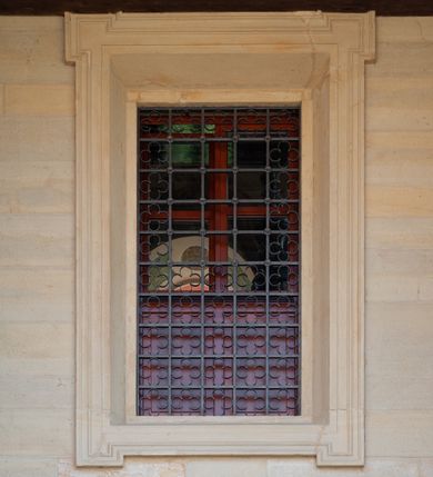 Zdjęcie nr 33: Kościół należy do zespołu dróżek Matki Boskiej, położnych w obrębie klasztoru w Kalwarii Zebrzydowskiej. Świątynia jest położna w centrum wsi, na wschód od głównej drogi, na placu otoczonym kamiennym murem z żeliwnym płotem, który od frontu ozdobiony jest figurami 12 apostołów, umieszczonymi na wysokich cokołach. Główne wejście na plac prowadzi przez bramę od zachodu, flankowaną dwoma filarami, na których ustawione są klasycystyczne wazony. Drugie wejście usytuowane jest od wschodu przez murowaną bramę, nakrytą daszkiem dwuspadowym, na którym ustawiona jest figura grającego na trąbie anioła. Trzecie wejście znajduje się od północy.

Kościół jest budowlą orientowaną, założoną na planie prostokąta, jednonawową, zamkniętą półkolistą absydą. Od zachodu przylega kruchta na planie prostokąta, zamkniętego z jednej strony półkoliście. Wewnątrz kościół dwupiętrowy. Na parterze część wschodnia świątyni podniesiona jest o siedem stopni, oddzielona od nawy trzema półkolistymi arkadami, wspartymi na czterech filarach i ustawionymi przed nimi półkolumnami, które wspierają pełne belkowanie, wyłamane na osiach. W przyłuczach płskorzeźbione główki aniołków. Na fryzie złocony napis: „EIA ADVOCATA NOSTRA OCVLOS MISERICORDES AD NOS CONVERTE ET IESVM BENEDICTV FRCTVM NOBIS OSTENDE”. Za środkową arkadą usytuowana jest niewielka, najstarsza część świątyni – Grób Matki Boskiej, na rzucie prostokąta, sklepiony krzyżowo. W ścianach bocznych nawy są półkoliście zamknięte wnęki na ołtarze. Od zachodu chór muzyczny wsparty jest na trzech arkadach filarowych. Wnętrze obiega drewniany ganek wsparty na metalowych wspornikach, a w części wschodniej i zachodniej na trzech murowanych arkadach. Podniebienie ganku zdobione jest geometrycznym stiukiem. W części nawowej świątyni znajduje się sklepienie kolebkowe z lunetami, w apsydzie hemisferyczne. Wnętrze doświetlone jest sześcioma małymi, okrągłymi oknami znajdującymi się na piętrze od strony północnej i południowej.

Fasada w dolnej części zaakcentowana jest przez monumentalną kruchtę w formie aediculi, założoną na rzucie prostokąta zamkniętego półkoliście. Ściany artykułowane są pięcioma półkolistymi arkadami, wspartymi na filarkach. Od zewnątrz osie ujęte są przez kanelowane kolumny, ustawione na wysokich cokołach, na tle pilastrów. Podpory wznoszą pełne belkowanie i wysunięty gzyms zdobiony kimationem i dekoracją kostkową. Nakrycie w formie kopuły półkolistej z latarnią. Belkowanie ozdobione jest dekoracją roślinną i główkami aniołków. Po bokach kruchty wysunięte są fragmenty muru oporowego do połowy wysokości fasady. Powyżej fasada flankowana przez dwie pary pilastrów z jońskimi kapitelami wspierającymi niepełne belkowanie. Pośrodku duże, półkoliste okno z metalową, dekoracyjną kratą. Szczyt trójkątny z oculusem pośrodku. Na szczycie ustawiona jest figura Najświętszej Marii Panny. Świątynia dookoła obwiedziona szerokim murem oporowym, nakrytym daszkiem, o ukośnych ścianach, flankowanych szkarpami, po sześć na każdej ścianie bocznej i dwoma na ścianie zachodniej oraz wschodniej. Powyżej elewacje ujęte pilastrami z kapitelami jońskimi wznoszącymi niepełne belkowanie. Na wschodniej ścianie półkolista apsyda, nakryta półkopułą. Kościół nakryty dachem siodłowym ze zdwojoną, wysoką latarnią pośrodku. Na narożach dachu ustawione wysokie obeliski na cokołach. 

 