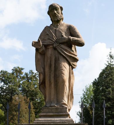 Zdjęcie nr 72: Kościół należy do zespołu dróżek Matki Boskiej, położnych w obrębie klasztoru w Kalwarii Zebrzydowskiej. Świątynia jest położna w centrum wsi, na wschód od głównej drogi, na placu otoczonym kamiennym murem z żeliwnym płotem, który od frontu ozdobiony jest figurami 12 apostołów, umieszczonymi na wysokich cokołach. Główne wejście na plac prowadzi przez bramę od zachodu, flankowaną dwoma filarami, na których ustawione są klasycystyczne wazony. Drugie wejście usytuowane jest od wschodu przez murowaną bramę, nakrytą daszkiem dwuspadowym, na którym ustawiona jest figura grającego na trąbie anioła. Trzecie wejście znajduje się od północy.

Kościół jest budowlą orientowaną, założoną na planie prostokąta, jednonawową, zamkniętą półkolistą absydą. Od zachodu przylega kruchta na planie prostokąta, zamkniętego z jednej strony półkoliście. Wewnątrz kościół dwupiętrowy. Na parterze część wschodnia świątyni podniesiona jest o siedem stopni, oddzielona od nawy trzema półkolistymi arkadami, wspartymi na czterech filarach i ustawionymi przed nimi półkolumnami, które wspierają pełne belkowanie, wyłamane na osiach. W przyłuczach płskorzeźbione główki aniołków. Na fryzie złocony napis: „EIA ADVOCATA NOSTRA OCVLOS MISERICORDES AD NOS CONVERTE ET IESVM BENEDICTV FRCTVM NOBIS OSTENDE”. Za środkową arkadą usytuowana jest niewielka, najstarsza część świątyni – Grób Matki Boskiej, na rzucie prostokąta, sklepiony krzyżowo. W ścianach bocznych nawy są półkoliście zamknięte wnęki na ołtarze. Od zachodu chór muzyczny wsparty jest na trzech arkadach filarowych. Wnętrze obiega drewniany ganek wsparty na metalowych wspornikach, a w części wschodniej i zachodniej na trzech murowanych arkadach. Podniebienie ganku zdobione jest geometrycznym stiukiem. W części nawowej świątyni znajduje się sklepienie kolebkowe z lunetami, w apsydzie hemisferyczne. Wnętrze doświetlone jest sześcioma małymi, okrągłymi oknami znajdującymi się na piętrze od strony północnej i południowej.

Fasada w dolnej części zaakcentowana jest przez monumentalną kruchtę w formie aediculi, założoną na rzucie prostokąta zamkniętego półkoliście. Ściany artykułowane są pięcioma półkolistymi arkadami, wspartymi na filarkach. Od zewnątrz osie ujęte są przez kanelowane kolumny, ustawione na wysokich cokołach, na tle pilastrów. Podpory wznoszą pełne belkowanie i wysunięty gzyms zdobiony kimationem i dekoracją kostkową. Nakrycie w formie kopuły półkolistej z latarnią. Belkowanie ozdobione jest dekoracją roślinną i główkami aniołków. Po bokach kruchty wysunięte są fragmenty muru oporowego do połowy wysokości fasady. Powyżej fasada flankowana przez dwie pary pilastrów z jońskimi kapitelami wspierającymi niepełne belkowanie. Pośrodku duże, półkoliste okno z metalową, dekoracyjną kratą. Szczyt trójkątny z oculusem pośrodku. Na szczycie ustawiona jest figura Najświętszej Marii Panny. Świątynia dookoła obwiedziona szerokim murem oporowym, nakrytym daszkiem, o ukośnych ścianach, flankowanych szkarpami, po sześć na każdej ścianie bocznej i dwoma na ścianie zachodniej oraz wschodniej. Powyżej elewacje ujęte pilastrami z kapitelami jońskimi wznoszącymi niepełne belkowanie. Na wschodniej ścianie półkolista apsyda, nakryta półkopułą. Kościół nakryty dachem siodłowym ze zdwojoną, wysoką latarnią pośrodku. Na narożach dachu ustawione wysokie obeliski na cokołach. 

 