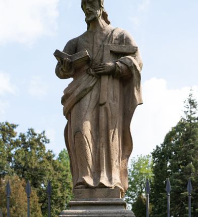 Zdjęcie nr 73: Kościół należy do zespołu dróżek Matki Boskiej, położnych w obrębie klasztoru w Kalwarii Zebrzydowskiej. Świątynia jest położna w centrum wsi, na wschód od głównej drogi, na placu otoczonym kamiennym murem z żeliwnym płotem, który od frontu ozdobiony jest figurami 12 apostołów, umieszczonymi na wysokich cokołach. Główne wejście na plac prowadzi przez bramę od zachodu, flankowaną dwoma filarami, na których ustawione są klasycystyczne wazony. Drugie wejście usytuowane jest od wschodu przez murowaną bramę, nakrytą daszkiem dwuspadowym, na którym ustawiona jest figura grającego na trąbie anioła. Trzecie wejście znajduje się od północy.

Kościół jest budowlą orientowaną, założoną na planie prostokąta, jednonawową, zamkniętą półkolistą absydą. Od zachodu przylega kruchta na planie prostokąta, zamkniętego z jednej strony półkoliście. Wewnątrz kościół dwupiętrowy. Na parterze część wschodnia świątyni podniesiona jest o siedem stopni, oddzielona od nawy trzema półkolistymi arkadami, wspartymi na czterech filarach i ustawionymi przed nimi półkolumnami, które wspierają pełne belkowanie, wyłamane na osiach. W przyłuczach płskorzeźbione główki aniołków. Na fryzie złocony napis: „EIA ADVOCATA NOSTRA OCVLOS MISERICORDES AD NOS CONVERTE ET IESVM BENEDICTV FRCTVM NOBIS OSTENDE”. Za środkową arkadą usytuowana jest niewielka, najstarsza część świątyni – Grób Matki Boskiej, na rzucie prostokąta, sklepiony krzyżowo. W ścianach bocznych nawy są półkoliście zamknięte wnęki na ołtarze. Od zachodu chór muzyczny wsparty jest na trzech arkadach filarowych. Wnętrze obiega drewniany ganek wsparty na metalowych wspornikach, a w części wschodniej i zachodniej na trzech murowanych arkadach. Podniebienie ganku zdobione jest geometrycznym stiukiem. W części nawowej świątyni znajduje się sklepienie kolebkowe z lunetami, w apsydzie hemisferyczne. Wnętrze doświetlone jest sześcioma małymi, okrągłymi oknami znajdującymi się na piętrze od strony północnej i południowej.

Fasada w dolnej części zaakcentowana jest przez monumentalną kruchtę w formie aediculi, założoną na rzucie prostokąta zamkniętego półkoliście. Ściany artykułowane są pięcioma półkolistymi arkadami, wspartymi na filarkach. Od zewnątrz osie ujęte są przez kanelowane kolumny, ustawione na wysokich cokołach, na tle pilastrów. Podpory wznoszą pełne belkowanie i wysunięty gzyms zdobiony kimationem i dekoracją kostkową. Nakrycie w formie kopuły półkolistej z latarnią. Belkowanie ozdobione jest dekoracją roślinną i główkami aniołków. Po bokach kruchty wysunięte są fragmenty muru oporowego do połowy wysokości fasady. Powyżej fasada flankowana przez dwie pary pilastrów z jońskimi kapitelami wspierającymi niepełne belkowanie. Pośrodku duże, półkoliste okno z metalową, dekoracyjną kratą. Szczyt trójkątny z oculusem pośrodku. Na szczycie ustawiona jest figura Najświętszej Marii Panny. Świątynia dookoła obwiedziona szerokim murem oporowym, nakrytym daszkiem, o ukośnych ścianach, flankowanych szkarpami, po sześć na każdej ścianie bocznej i dwoma na ścianie zachodniej oraz wschodniej. Powyżej elewacje ujęte pilastrami z kapitelami jońskimi wznoszącymi niepełne belkowanie. Na wschodniej ścianie półkolista apsyda, nakryta półkopułą. Kościół nakryty dachem siodłowym ze zdwojoną, wysoką latarnią pośrodku. Na narożach dachu ustawione wysokie obeliski na cokołach. 

 