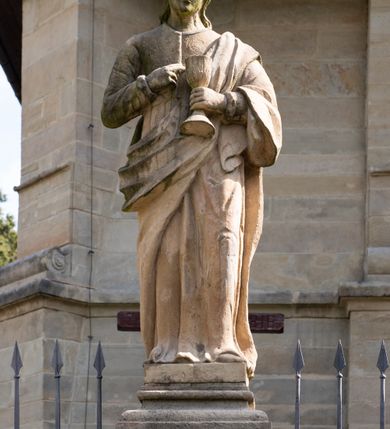 Zdjęcie nr 77: Kościół należy do zespołu dróżek Matki Boskiej, położnych w obrębie klasztoru w Kalwarii Zebrzydowskiej. Świątynia jest położna w centrum wsi, na wschód od głównej drogi, na placu otoczonym kamiennym murem z żeliwnym płotem, który od frontu ozdobiony jest figurami 12 apostołów, umieszczonymi na wysokich cokołach. Główne wejście na plac prowadzi przez bramę od zachodu, flankowaną dwoma filarami, na których ustawione są klasycystyczne wazony. Drugie wejście usytuowane jest od wschodu przez murowaną bramę, nakrytą daszkiem dwuspadowym, na którym ustawiona jest figura grającego na trąbie anioła. Trzecie wejście znajduje się od północy.

Kościół jest budowlą orientowaną, założoną na planie prostokąta, jednonawową, zamkniętą półkolistą absydą. Od zachodu przylega kruchta na planie prostokąta, zamkniętego z jednej strony półkoliście. Wewnątrz kościół dwupiętrowy. Na parterze część wschodnia świątyni podniesiona jest o siedem stopni, oddzielona od nawy trzema półkolistymi arkadami, wspartymi na czterech filarach i ustawionymi przed nimi półkolumnami, które wspierają pełne belkowanie, wyłamane na osiach. W przyłuczach płskorzeźbione główki aniołków. Na fryzie złocony napis: „EIA ADVOCATA NOSTRA OCVLOS MISERICORDES AD NOS CONVERTE ET IESVM BENEDICTV FRCTVM NOBIS OSTENDE”. Za środkową arkadą usytuowana jest niewielka, najstarsza część świątyni – Grób Matki Boskiej, na rzucie prostokąta, sklepiony krzyżowo. W ścianach bocznych nawy są półkoliście zamknięte wnęki na ołtarze. Od zachodu chór muzyczny wsparty jest na trzech arkadach filarowych. Wnętrze obiega drewniany ganek wsparty na metalowych wspornikach, a w części wschodniej i zachodniej na trzech murowanych arkadach. Podniebienie ganku zdobione jest geometrycznym stiukiem. W części nawowej świątyni znajduje się sklepienie kolebkowe z lunetami, w apsydzie hemisferyczne. Wnętrze doświetlone jest sześcioma małymi, okrągłymi oknami znajdującymi się na piętrze od strony północnej i południowej.

Fasada w dolnej części zaakcentowana jest przez monumentalną kruchtę w formie aediculi, założoną na rzucie prostokąta zamkniętego półkoliście. Ściany artykułowane są pięcioma półkolistymi arkadami, wspartymi na filarkach. Od zewnątrz osie ujęte są przez kanelowane kolumny, ustawione na wysokich cokołach, na tle pilastrów. Podpory wznoszą pełne belkowanie i wysunięty gzyms zdobiony kimationem i dekoracją kostkową. Nakrycie w formie kopuły półkolistej z latarnią. Belkowanie ozdobione jest dekoracją roślinną i główkami aniołków. Po bokach kruchty wysunięte są fragmenty muru oporowego do połowy wysokości fasady. Powyżej fasada flankowana przez dwie pary pilastrów z jońskimi kapitelami wspierającymi niepełne belkowanie. Pośrodku duże, półkoliste okno z metalową, dekoracyjną kratą. Szczyt trójkątny z oculusem pośrodku. Na szczycie ustawiona jest figura Najświętszej Marii Panny. Świątynia dookoła obwiedziona szerokim murem oporowym, nakrytym daszkiem, o ukośnych ścianach, flankowanych szkarpami, po sześć na każdej ścianie bocznej i dwoma na ścianie zachodniej oraz wschodniej. Powyżej elewacje ujęte pilastrami z kapitelami jońskimi wznoszącymi niepełne belkowanie. Na wschodniej ścianie półkolista apsyda, nakryta półkopułą. Kościół nakryty dachem siodłowym ze zdwojoną, wysoką latarnią pośrodku. Na narożach dachu ustawione wysokie obeliski na cokołach. 

 