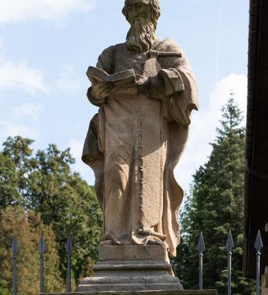 Zdjęcie nr 74: Kościół należy do zespołu dróżek Matki Boskiej, położnych w obrębie klasztoru w Kalwarii Zebrzydowskiej. Świątynia jest położna w centrum wsi, na wschód od głównej drogi, na placu otoczonym kamiennym murem z żeliwnym płotem, który od frontu ozdobiony jest figurami 12 apostołów, umieszczonymi na wysokich cokołach. Główne wejście na plac prowadzi przez bramę od zachodu, flankowaną dwoma filarami, na których ustawione są klasycystyczne wazony. Drugie wejście usytuowane jest od wschodu przez murowaną bramę, nakrytą daszkiem dwuspadowym, na którym ustawiona jest figura grającego na trąbie anioła. Trzecie wejście znajduje się od północy.

Kościół jest budowlą orientowaną, założoną na planie prostokąta, jednonawową, zamkniętą półkolistą absydą. Od zachodu przylega kruchta na planie prostokąta, zamkniętego z jednej strony półkoliście. Wewnątrz kościół dwupiętrowy. Na parterze część wschodnia świątyni podniesiona jest o siedem stopni, oddzielona od nawy trzema półkolistymi arkadami, wspartymi na czterech filarach i ustawionymi przed nimi półkolumnami, które wspierają pełne belkowanie, wyłamane na osiach. W przyłuczach płskorzeźbione główki aniołków. Na fryzie złocony napis: „EIA ADVOCATA NOSTRA OCVLOS MISERICORDES AD NOS CONVERTE ET IESVM BENEDICTV FRCTVM NOBIS OSTENDE”. Za środkową arkadą usytuowana jest niewielka, najstarsza część świątyni – Grób Matki Boskiej, na rzucie prostokąta, sklepiony krzyżowo. W ścianach bocznych nawy są półkoliście zamknięte wnęki na ołtarze. Od zachodu chór muzyczny wsparty jest na trzech arkadach filarowych. Wnętrze obiega drewniany ganek wsparty na metalowych wspornikach, a w części wschodniej i zachodniej na trzech murowanych arkadach. Podniebienie ganku zdobione jest geometrycznym stiukiem. W części nawowej świątyni znajduje się sklepienie kolebkowe z lunetami, w apsydzie hemisferyczne. Wnętrze doświetlone jest sześcioma małymi, okrągłymi oknami znajdującymi się na piętrze od strony północnej i południowej.

Fasada w dolnej części zaakcentowana jest przez monumentalną kruchtę w formie aediculi, założoną na rzucie prostokąta zamkniętego półkoliście. Ściany artykułowane są pięcioma półkolistymi arkadami, wspartymi na filarkach. Od zewnątrz osie ujęte są przez kanelowane kolumny, ustawione na wysokich cokołach, na tle pilastrów. Podpory wznoszą pełne belkowanie i wysunięty gzyms zdobiony kimationem i dekoracją kostkową. Nakrycie w formie kopuły półkolistej z latarnią. Belkowanie ozdobione jest dekoracją roślinną i główkami aniołków. Po bokach kruchty wysunięte są fragmenty muru oporowego do połowy wysokości fasady. Powyżej fasada flankowana przez dwie pary pilastrów z jońskimi kapitelami wspierającymi niepełne belkowanie. Pośrodku duże, półkoliste okno z metalową, dekoracyjną kratą. Szczyt trójkątny z oculusem pośrodku. Na szczycie ustawiona jest figura Najświętszej Marii Panny. Świątynia dookoła obwiedziona szerokim murem oporowym, nakrytym daszkiem, o ukośnych ścianach, flankowanych szkarpami, po sześć na każdej ścianie bocznej i dwoma na ścianie zachodniej oraz wschodniej. Powyżej elewacje ujęte pilastrami z kapitelami jońskimi wznoszącymi niepełne belkowanie. Na wschodniej ścianie półkolista apsyda, nakryta półkopułą. Kościół nakryty dachem siodłowym ze zdwojoną, wysoką latarnią pośrodku. Na narożach dachu ustawione wysokie obeliski na cokołach. 

 