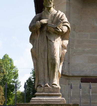 Zdjęcie nr 75: Kościół należy do zespołu dróżek Matki Boskiej, położnych w obrębie klasztoru w Kalwarii Zebrzydowskiej. Świątynia jest położna w centrum wsi, na wschód od głównej drogi, na placu otoczonym kamiennym murem z żeliwnym płotem, który od frontu ozdobiony jest figurami 12 apostołów, umieszczonymi na wysokich cokołach. Główne wejście na plac prowadzi przez bramę od zachodu, flankowaną dwoma filarami, na których ustawione są klasycystyczne wazony. Drugie wejście usytuowane jest od wschodu przez murowaną bramę, nakrytą daszkiem dwuspadowym, na którym ustawiona jest figura grającego na trąbie anioła. Trzecie wejście znajduje się od północy.

Kościół jest budowlą orientowaną, założoną na planie prostokąta, jednonawową, zamkniętą półkolistą absydą. Od zachodu przylega kruchta na planie prostokąta, zamkniętego z jednej strony półkoliście. Wewnątrz kościół dwupiętrowy. Na parterze część wschodnia świątyni podniesiona jest o siedem stopni, oddzielona od nawy trzema półkolistymi arkadami, wspartymi na czterech filarach i ustawionymi przed nimi półkolumnami, które wspierają pełne belkowanie, wyłamane na osiach. W przyłuczach płskorzeźbione główki aniołków. Na fryzie złocony napis: „EIA ADVOCATA NOSTRA OCVLOS MISERICORDES AD NOS CONVERTE ET IESVM BENEDICTV FRCTVM NOBIS OSTENDE”. Za środkową arkadą usytuowana jest niewielka, najstarsza część świątyni – Grób Matki Boskiej, na rzucie prostokąta, sklepiony krzyżowo. W ścianach bocznych nawy są półkoliście zamknięte wnęki na ołtarze. Od zachodu chór muzyczny wsparty jest na trzech arkadach filarowych. Wnętrze obiega drewniany ganek wsparty na metalowych wspornikach, a w części wschodniej i zachodniej na trzech murowanych arkadach. Podniebienie ganku zdobione jest geometrycznym stiukiem. W części nawowej świątyni znajduje się sklepienie kolebkowe z lunetami, w apsydzie hemisferyczne. Wnętrze doświetlone jest sześcioma małymi, okrągłymi oknami znajdującymi się na piętrze od strony północnej i południowej.

Fasada w dolnej części zaakcentowana jest przez monumentalną kruchtę w formie aediculi, założoną na rzucie prostokąta zamkniętego półkoliście. Ściany artykułowane są pięcioma półkolistymi arkadami, wspartymi na filarkach. Od zewnątrz osie ujęte są przez kanelowane kolumny, ustawione na wysokich cokołach, na tle pilastrów. Podpory wznoszą pełne belkowanie i wysunięty gzyms zdobiony kimationem i dekoracją kostkową. Nakrycie w formie kopuły półkolistej z latarnią. Belkowanie ozdobione jest dekoracją roślinną i główkami aniołków. Po bokach kruchty wysunięte są fragmenty muru oporowego do połowy wysokości fasady. Powyżej fasada flankowana przez dwie pary pilastrów z jońskimi kapitelami wspierającymi niepełne belkowanie. Pośrodku duże, półkoliste okno z metalową, dekoracyjną kratą. Szczyt trójkątny z oculusem pośrodku. Na szczycie ustawiona jest figura Najświętszej Marii Panny. Świątynia dookoła obwiedziona szerokim murem oporowym, nakrytym daszkiem, o ukośnych ścianach, flankowanych szkarpami, po sześć na każdej ścianie bocznej i dwoma na ścianie zachodniej oraz wschodniej. Powyżej elewacje ujęte pilastrami z kapitelami jońskimi wznoszącymi niepełne belkowanie. Na wschodniej ścianie półkolista apsyda, nakryta półkopułą. Kościół nakryty dachem siodłowym ze zdwojoną, wysoką latarnią pośrodku. Na narożach dachu ustawione wysokie obeliski na cokołach. 

 