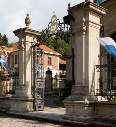 Zdjęcie nr 61: Kościół należy do zespołu dróżek Matki Boskiej, położnych w obrębie klasztoru w Kalwarii Zebrzydowskiej. Świątynia jest położna w centrum wsi, na wschód od głównej drogi, na placu otoczonym kamiennym murem z żeliwnym płotem, który od frontu ozdobiony jest figurami 12 apostołów, umieszczonymi na wysokich cokołach. Główne wejście na plac prowadzi przez bramę od zachodu, flankowaną dwoma filarami, na których ustawione są klasycystyczne wazony. Drugie wejście usytuowane jest od wschodu przez murowaną bramę, nakrytą daszkiem dwuspadowym, na którym ustawiona jest figura grającego na trąbie anioła. Trzecie wejście znajduje się od północy.

Kościół jest budowlą orientowaną, założoną na planie prostokąta, jednonawową, zamkniętą półkolistą absydą. Od zachodu przylega kruchta na planie prostokąta, zamkniętego z jednej strony półkoliście. Wewnątrz kościół dwupiętrowy. Na parterze część wschodnia świątyni podniesiona jest o siedem stopni, oddzielona od nawy trzema półkolistymi arkadami, wspartymi na czterech filarach i ustawionymi przed nimi półkolumnami, które wspierają pełne belkowanie, wyłamane na osiach. W przyłuczach płskorzeźbione główki aniołków. Na fryzie złocony napis: „EIA ADVOCATA NOSTRA OCVLOS MISERICORDES AD NOS CONVERTE ET IESVM BENEDICTV FRCTVM NOBIS OSTENDE”. Za środkową arkadą usytuowana jest niewielka, najstarsza część świątyni – Grób Matki Boskiej, na rzucie prostokąta, sklepiony krzyżowo. W ścianach bocznych nawy są półkoliście zamknięte wnęki na ołtarze. Od zachodu chór muzyczny wsparty jest na trzech arkadach filarowych. Wnętrze obiega drewniany ganek wsparty na metalowych wspornikach, a w części wschodniej i zachodniej na trzech murowanych arkadach. Podniebienie ganku zdobione jest geometrycznym stiukiem. W części nawowej świątyni znajduje się sklepienie kolebkowe z lunetami, w apsydzie hemisferyczne. Wnętrze doświetlone jest sześcioma małymi, okrągłymi oknami znajdującymi się na piętrze od strony północnej i południowej.

Fasada w dolnej części zaakcentowana jest przez monumentalną kruchtę w formie aediculi, założoną na rzucie prostokąta zamkniętego półkoliście. Ściany artykułowane są pięcioma półkolistymi arkadami, wspartymi na filarkach. Od zewnątrz osie ujęte są przez kanelowane kolumny, ustawione na wysokich cokołach, na tle pilastrów. Podpory wznoszą pełne belkowanie i wysunięty gzyms zdobiony kimationem i dekoracją kostkową. Nakrycie w formie kopuły półkolistej z latarnią. Belkowanie ozdobione jest dekoracją roślinną i główkami aniołków. Po bokach kruchty wysunięte są fragmenty muru oporowego do połowy wysokości fasady. Powyżej fasada flankowana przez dwie pary pilastrów z jońskimi kapitelami wspierającymi niepełne belkowanie. Pośrodku duże, półkoliste okno z metalową, dekoracyjną kratą. Szczyt trójkątny z oculusem pośrodku. Na szczycie ustawiona jest figura Najświętszej Marii Panny. Świątynia dookoła obwiedziona szerokim murem oporowym, nakrytym daszkiem, o ukośnych ścianach, flankowanych szkarpami, po sześć na każdej ścianie bocznej i dwoma na ścianie zachodniej oraz wschodniej. Powyżej elewacje ujęte pilastrami z kapitelami jońskimi wznoszącymi niepełne belkowanie. Na wschodniej ścianie półkolista apsyda, nakryta półkopułą. Kościół nakryty dachem siodłowym ze zdwojoną, wysoką latarnią pośrodku. Na narożach dachu ustawione wysokie obeliski na cokołach. 

 