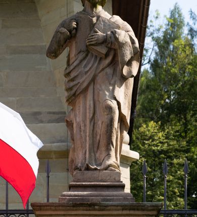 Zdjęcie nr 81: Kościół należy do zespołu dróżek Matki Boskiej, położnych w obrębie klasztoru w Kalwarii Zebrzydowskiej. Świątynia jest położna w centrum wsi, na wschód od głównej drogi, na placu otoczonym kamiennym murem z żeliwnym płotem, który od frontu ozdobiony jest figurami 12 apostołów, umieszczonymi na wysokich cokołach. Główne wejście na plac prowadzi przez bramę od zachodu, flankowaną dwoma filarami, na których ustawione są klasycystyczne wazony. Drugie wejście usytuowane jest od wschodu przez murowaną bramę, nakrytą daszkiem dwuspadowym, na którym ustawiona jest figura grającego na trąbie anioła. Trzecie wejście znajduje się od północy.

Kościół jest budowlą orientowaną, założoną na planie prostokąta, jednonawową, zamkniętą półkolistą absydą. Od zachodu przylega kruchta na planie prostokąta, zamkniętego z jednej strony półkoliście. Wewnątrz kościół dwupiętrowy. Na parterze część wschodnia świątyni podniesiona jest o siedem stopni, oddzielona od nawy trzema półkolistymi arkadami, wspartymi na czterech filarach i ustawionymi przed nimi półkolumnami, które wspierają pełne belkowanie, wyłamane na osiach. W przyłuczach płskorzeźbione główki aniołków. Na fryzie złocony napis: „EIA ADVOCATA NOSTRA OCVLOS MISERICORDES AD NOS CONVERTE ET IESVM BENEDICTV FRCTVM NOBIS OSTENDE”. Za środkową arkadą usytuowana jest niewielka, najstarsza część świątyni – Grób Matki Boskiej, na rzucie prostokąta, sklepiony krzyżowo. W ścianach bocznych nawy są półkoliście zamknięte wnęki na ołtarze. Od zachodu chór muzyczny wsparty jest na trzech arkadach filarowych. Wnętrze obiega drewniany ganek wsparty na metalowych wspornikach, a w części wschodniej i zachodniej na trzech murowanych arkadach. Podniebienie ganku zdobione jest geometrycznym stiukiem. W części nawowej świątyni znajduje się sklepienie kolebkowe z lunetami, w apsydzie hemisferyczne. Wnętrze doświetlone jest sześcioma małymi, okrągłymi oknami znajdującymi się na piętrze od strony północnej i południowej.

Fasada w dolnej części zaakcentowana jest przez monumentalną kruchtę w formie aediculi, założoną na rzucie prostokąta zamkniętego półkoliście. Ściany artykułowane są pięcioma półkolistymi arkadami, wspartymi na filarkach. Od zewnątrz osie ujęte są przez kanelowane kolumny, ustawione na wysokich cokołach, na tle pilastrów. Podpory wznoszą pełne belkowanie i wysunięty gzyms zdobiony kimationem i dekoracją kostkową. Nakrycie w formie kopuły półkolistej z latarnią. Belkowanie ozdobione jest dekoracją roślinną i główkami aniołków. Po bokach kruchty wysunięte są fragmenty muru oporowego do połowy wysokości fasady. Powyżej fasada flankowana przez dwie pary pilastrów z jońskimi kapitelami wspierającymi niepełne belkowanie. Pośrodku duże, półkoliste okno z metalową, dekoracyjną kratą. Szczyt trójkątny z oculusem pośrodku. Na szczycie ustawiona jest figura Najświętszej Marii Panny. Świątynia dookoła obwiedziona szerokim murem oporowym, nakrytym daszkiem, o ukośnych ścianach, flankowanych szkarpami, po sześć na każdej ścianie bocznej i dwoma na ścianie zachodniej oraz wschodniej. Powyżej elewacje ujęte pilastrami z kapitelami jońskimi wznoszącymi niepełne belkowanie. Na wschodniej ścianie półkolista apsyda, nakryta półkopułą. Kościół nakryty dachem siodłowym ze zdwojoną, wysoką latarnią pośrodku. Na narożach dachu ustawione wysokie obeliski na cokołach. 

 