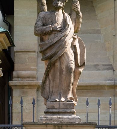 Zdjęcie nr 83: Kościół należy do zespołu dróżek Matki Boskiej, położnych w obrębie klasztoru w Kalwarii Zebrzydowskiej. Świątynia jest położna w centrum wsi, na wschód od głównej drogi, na placu otoczonym kamiennym murem z żeliwnym płotem, który od frontu ozdobiony jest figurami 12 apostołów, umieszczonymi na wysokich cokołach. Główne wejście na plac prowadzi przez bramę od zachodu, flankowaną dwoma filarami, na których ustawione są klasycystyczne wazony. Drugie wejście usytuowane jest od wschodu przez murowaną bramę, nakrytą daszkiem dwuspadowym, na którym ustawiona jest figura grającego na trąbie anioła. Trzecie wejście znajduje się od północy.

Kościół jest budowlą orientowaną, założoną na planie prostokąta, jednonawową, zamkniętą półkolistą absydą. Od zachodu przylega kruchta na planie prostokąta, zamkniętego z jednej strony półkoliście. Wewnątrz kościół dwupiętrowy. Na parterze część wschodnia świątyni podniesiona jest o siedem stopni, oddzielona od nawy trzema półkolistymi arkadami, wspartymi na czterech filarach i ustawionymi przed nimi półkolumnami, które wspierają pełne belkowanie, wyłamane na osiach. W przyłuczach płskorzeźbione główki aniołków. Na fryzie złocony napis: „EIA ADVOCATA NOSTRA OCVLOS MISERICORDES AD NOS CONVERTE ET IESVM BENEDICTV FRCTVM NOBIS OSTENDE”. Za środkową arkadą usytuowana jest niewielka, najstarsza część świątyni – Grób Matki Boskiej, na rzucie prostokąta, sklepiony krzyżowo. W ścianach bocznych nawy są półkoliście zamknięte wnęki na ołtarze. Od zachodu chór muzyczny wsparty jest na trzech arkadach filarowych. Wnętrze obiega drewniany ganek wsparty na metalowych wspornikach, a w części wschodniej i zachodniej na trzech murowanych arkadach. Podniebienie ganku zdobione jest geometrycznym stiukiem. W części nawowej świątyni znajduje się sklepienie kolebkowe z lunetami, w apsydzie hemisferyczne. Wnętrze doświetlone jest sześcioma małymi, okrągłymi oknami znajdującymi się na piętrze od strony północnej i południowej.

Fasada w dolnej części zaakcentowana jest przez monumentalną kruchtę w formie aediculi, założoną na rzucie prostokąta zamkniętego półkoliście. Ściany artykułowane są pięcioma półkolistymi arkadami, wspartymi na filarkach. Od zewnątrz osie ujęte są przez kanelowane kolumny, ustawione na wysokich cokołach, na tle pilastrów. Podpory wznoszą pełne belkowanie i wysunięty gzyms zdobiony kimationem i dekoracją kostkową. Nakrycie w formie kopuły półkolistej z latarnią. Belkowanie ozdobione jest dekoracją roślinną i główkami aniołków. Po bokach kruchty wysunięte są fragmenty muru oporowego do połowy wysokości fasady. Powyżej fasada flankowana przez dwie pary pilastrów z jońskimi kapitelami wspierającymi niepełne belkowanie. Pośrodku duże, półkoliste okno z metalową, dekoracyjną kratą. Szczyt trójkątny z oculusem pośrodku. Na szczycie ustawiona jest figura Najświętszej Marii Panny. Świątynia dookoła obwiedziona szerokim murem oporowym, nakrytym daszkiem, o ukośnych ścianach, flankowanych szkarpami, po sześć na każdej ścianie bocznej i dwoma na ścianie zachodniej oraz wschodniej. Powyżej elewacje ujęte pilastrami z kapitelami jońskimi wznoszącymi niepełne belkowanie. Na wschodniej ścianie półkolista apsyda, nakryta półkopułą. Kościół nakryty dachem siodłowym ze zdwojoną, wysoką latarnią pośrodku. Na narożach dachu ustawione wysokie obeliski na cokołach. 

 