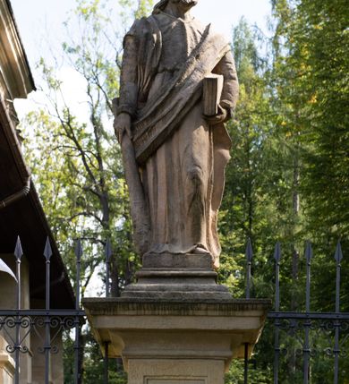 Zdjęcie nr 82: Kościół należy do zespołu dróżek Matki Boskiej, położnych w obrębie klasztoru w Kalwarii Zebrzydowskiej. Świątynia jest położna w centrum wsi, na wschód od głównej drogi, na placu otoczonym kamiennym murem z żeliwnym płotem, który od frontu ozdobiony jest figurami 12 apostołów, umieszczonymi na wysokich cokołach. Główne wejście na plac prowadzi przez bramę od zachodu, flankowaną dwoma filarami, na których ustawione są klasycystyczne wazony. Drugie wejście usytuowane jest od wschodu przez murowaną bramę, nakrytą daszkiem dwuspadowym, na którym ustawiona jest figura grającego na trąbie anioła. Trzecie wejście znajduje się od północy.

Kościół jest budowlą orientowaną, założoną na planie prostokąta, jednonawową, zamkniętą półkolistą absydą. Od zachodu przylega kruchta na planie prostokąta, zamkniętego z jednej strony półkoliście. Wewnątrz kościół dwupiętrowy. Na parterze część wschodnia świątyni podniesiona jest o siedem stopni, oddzielona od nawy trzema półkolistymi arkadami, wspartymi na czterech filarach i ustawionymi przed nimi półkolumnami, które wspierają pełne belkowanie, wyłamane na osiach. W przyłuczach płskorzeźbione główki aniołków. Na fryzie złocony napis: „EIA ADVOCATA NOSTRA OCVLOS MISERICORDES AD NOS CONVERTE ET IESVM BENEDICTV FRCTVM NOBIS OSTENDE”. Za środkową arkadą usytuowana jest niewielka, najstarsza część świątyni – Grób Matki Boskiej, na rzucie prostokąta, sklepiony krzyżowo. W ścianach bocznych nawy są półkoliście zamknięte wnęki na ołtarze. Od zachodu chór muzyczny wsparty jest na trzech arkadach filarowych. Wnętrze obiega drewniany ganek wsparty na metalowych wspornikach, a w części wschodniej i zachodniej na trzech murowanych arkadach. Podniebienie ganku zdobione jest geometrycznym stiukiem. W części nawowej świątyni znajduje się sklepienie kolebkowe z lunetami, w apsydzie hemisferyczne. Wnętrze doświetlone jest sześcioma małymi, okrągłymi oknami znajdującymi się na piętrze od strony północnej i południowej.

Fasada w dolnej części zaakcentowana jest przez monumentalną kruchtę w formie aediculi, założoną na rzucie prostokąta zamkniętego półkoliście. Ściany artykułowane są pięcioma półkolistymi arkadami, wspartymi na filarkach. Od zewnątrz osie ujęte są przez kanelowane kolumny, ustawione na wysokich cokołach, na tle pilastrów. Podpory wznoszą pełne belkowanie i wysunięty gzyms zdobiony kimationem i dekoracją kostkową. Nakrycie w formie kopuły półkolistej z latarnią. Belkowanie ozdobione jest dekoracją roślinną i główkami aniołków. Po bokach kruchty wysunięte są fragmenty muru oporowego do połowy wysokości fasady. Powyżej fasada flankowana przez dwie pary pilastrów z jońskimi kapitelami wspierającymi niepełne belkowanie. Pośrodku duże, półkoliste okno z metalową, dekoracyjną kratą. Szczyt trójkątny z oculusem pośrodku. Na szczycie ustawiona jest figura Najświętszej Marii Panny. Świątynia dookoła obwiedziona szerokim murem oporowym, nakrytym daszkiem, o ukośnych ścianach, flankowanych szkarpami, po sześć na każdej ścianie bocznej i dwoma na ścianie zachodniej oraz wschodniej. Powyżej elewacje ujęte pilastrami z kapitelami jońskimi wznoszącymi niepełne belkowanie. Na wschodniej ścianie półkolista apsyda, nakryta półkopułą. Kościół nakryty dachem siodłowym ze zdwojoną, wysoką latarnią pośrodku. Na narożach dachu ustawione wysokie obeliski na cokołach. 

 