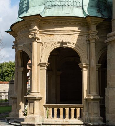 Zdjęcie nr 8: Kościół należy do zespołu dróżek Matki Boskiej, położnych w obrębie klasztoru w Kalwarii Zebrzydowskiej. Świątynia jest położna w centrum wsi, na wschód od głównej drogi, na placu otoczonym kamiennym murem z żeliwnym płotem, który od frontu ozdobiony jest figurami 12 apostołów, umieszczonymi na wysokich cokołach. Główne wejście na plac prowadzi przez bramę od zachodu, flankowaną dwoma filarami, na których ustawione są klasycystyczne wazony. Drugie wejście usytuowane jest od wschodu przez murowaną bramę, nakrytą daszkiem dwuspadowym, na którym ustawiona jest figura grającego na trąbie anioła. Trzecie wejście znajduje się od północy.

Kościół jest budowlą orientowaną, założoną na planie prostokąta, jednonawową, zamkniętą półkolistą absydą. Od zachodu przylega kruchta na planie prostokąta, zamkniętego z jednej strony półkoliście. Wewnątrz kościół dwupiętrowy. Na parterze część wschodnia świątyni podniesiona jest o siedem stopni, oddzielona od nawy trzema półkolistymi arkadami, wspartymi na czterech filarach i ustawionymi przed nimi półkolumnami, które wspierają pełne belkowanie, wyłamane na osiach. W przyłuczach płskorzeźbione główki aniołków. Na fryzie złocony napis: „EIA ADVOCATA NOSTRA OCVLOS MISERICORDES AD NOS CONVERTE ET IESVM BENEDICTV FRCTVM NOBIS OSTENDE”. Za środkową arkadą usytuowana jest niewielka, najstarsza część świątyni – Grób Matki Boskiej, na rzucie prostokąta, sklepiony krzyżowo. W ścianach bocznych nawy są półkoliście zamknięte wnęki na ołtarze. Od zachodu chór muzyczny wsparty jest na trzech arkadach filarowych. Wnętrze obiega drewniany ganek wsparty na metalowych wspornikach, a w części wschodniej i zachodniej na trzech murowanych arkadach. Podniebienie ganku zdobione jest geometrycznym stiukiem. W części nawowej świątyni znajduje się sklepienie kolebkowe z lunetami, w apsydzie hemisferyczne. Wnętrze doświetlone jest sześcioma małymi, okrągłymi oknami znajdującymi się na piętrze od strony północnej i południowej.

Fasada w dolnej części zaakcentowana jest przez monumentalną kruchtę w formie aediculi, założoną na rzucie prostokąta zamkniętego półkoliście. Ściany artykułowane są pięcioma półkolistymi arkadami, wspartymi na filarkach. Od zewnątrz osie ujęte są przez kanelowane kolumny, ustawione na wysokich cokołach, na tle pilastrów. Podpory wznoszą pełne belkowanie i wysunięty gzyms zdobiony kimationem i dekoracją kostkową. Nakrycie w formie kopuły półkolistej z latarnią. Belkowanie ozdobione jest dekoracją roślinną i główkami aniołków. Po bokach kruchty wysunięte są fragmenty muru oporowego do połowy wysokości fasady. Powyżej fasada flankowana przez dwie pary pilastrów z jońskimi kapitelami wspierającymi niepełne belkowanie. Pośrodku duże, półkoliste okno z metalową, dekoracyjną kratą. Szczyt trójkątny z oculusem pośrodku. Na szczycie ustawiona jest figura Najświętszej Marii Panny. Świątynia dookoła obwiedziona szerokim murem oporowym, nakrytym daszkiem, o ukośnych ścianach, flankowanych szkarpami, po sześć na każdej ścianie bocznej i dwoma na ścianie zachodniej oraz wschodniej. Powyżej elewacje ujęte pilastrami z kapitelami jońskimi wznoszącymi niepełne belkowanie. Na wschodniej ścianie półkolista apsyda, nakryta półkopułą. Kościół nakryty dachem siodłowym ze zdwojoną, wysoką latarnią pośrodku. Na narożach dachu ustawione wysokie obeliski na cokołach. 

 