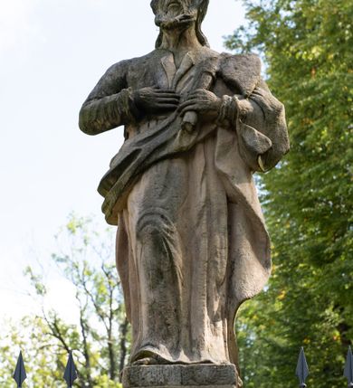 Zdjęcie nr 85: Kościół należy do zespołu dróżek Matki Boskiej, położnych w obrębie klasztoru w Kalwarii Zebrzydowskiej. Świątynia jest położna w centrum wsi, na wschód od głównej drogi, na placu otoczonym kamiennym murem z żeliwnym płotem, który od frontu ozdobiony jest figurami 12 apostołów, umieszczonymi na wysokich cokołach. Główne wejście na plac prowadzi przez bramę od zachodu, flankowaną dwoma filarami, na których ustawione są klasycystyczne wazony. Drugie wejście usytuowane jest od wschodu przez murowaną bramę, nakrytą daszkiem dwuspadowym, na którym ustawiona jest figura grającego na trąbie anioła. Trzecie wejście znajduje się od północy.

Kościół jest budowlą orientowaną, założoną na planie prostokąta, jednonawową, zamkniętą półkolistą absydą. Od zachodu przylega kruchta na planie prostokąta, zamkniętego z jednej strony półkoliście. Wewnątrz kościół dwupiętrowy. Na parterze część wschodnia świątyni podniesiona jest o siedem stopni, oddzielona od nawy trzema półkolistymi arkadami, wspartymi na czterech filarach i ustawionymi przed nimi półkolumnami, które wspierają pełne belkowanie, wyłamane na osiach. W przyłuczach płskorzeźbione główki aniołków. Na fryzie złocony napis: „EIA ADVOCATA NOSTRA OCVLOS MISERICORDES AD NOS CONVERTE ET IESVM BENEDICTV FRCTVM NOBIS OSTENDE”. Za środkową arkadą usytuowana jest niewielka, najstarsza część świątyni – Grób Matki Boskiej, na rzucie prostokąta, sklepiony krzyżowo. W ścianach bocznych nawy są półkoliście zamknięte wnęki na ołtarze. Od zachodu chór muzyczny wsparty jest na trzech arkadach filarowych. Wnętrze obiega drewniany ganek wsparty na metalowych wspornikach, a w części wschodniej i zachodniej na trzech murowanych arkadach. Podniebienie ganku zdobione jest geometrycznym stiukiem. W części nawowej świątyni znajduje się sklepienie kolebkowe z lunetami, w apsydzie hemisferyczne. Wnętrze doświetlone jest sześcioma małymi, okrągłymi oknami znajdującymi się na piętrze od strony północnej i południowej.

Fasada w dolnej części zaakcentowana jest przez monumentalną kruchtę w formie aediculi, założoną na rzucie prostokąta zamkniętego półkoliście. Ściany artykułowane są pięcioma półkolistymi arkadami, wspartymi na filarkach. Od zewnątrz osie ujęte są przez kanelowane kolumny, ustawione na wysokich cokołach, na tle pilastrów. Podpory wznoszą pełne belkowanie i wysunięty gzyms zdobiony kimationem i dekoracją kostkową. Nakrycie w formie kopuły półkolistej z latarnią. Belkowanie ozdobione jest dekoracją roślinną i główkami aniołków. Po bokach kruchty wysunięte są fragmenty muru oporowego do połowy wysokości fasady. Powyżej fasada flankowana przez dwie pary pilastrów z jońskimi kapitelami wspierającymi niepełne belkowanie. Pośrodku duże, półkoliste okno z metalową, dekoracyjną kratą. Szczyt trójkątny z oculusem pośrodku. Na szczycie ustawiona jest figura Najświętszej Marii Panny. Świątynia dookoła obwiedziona szerokim murem oporowym, nakrytym daszkiem, o ukośnych ścianach, flankowanych szkarpami, po sześć na każdej ścianie bocznej i dwoma na ścianie zachodniej oraz wschodniej. Powyżej elewacje ujęte pilastrami z kapitelami jońskimi wznoszącymi niepełne belkowanie. Na wschodniej ścianie półkolista apsyda, nakryta półkopułą. Kościół nakryty dachem siodłowym ze zdwojoną, wysoką latarnią pośrodku. Na narożach dachu ustawione wysokie obeliski na cokołach. 

 