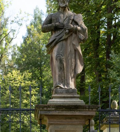 Zdjęcie nr 84: Kościół należy do zespołu dróżek Matki Boskiej, położnych w obrębie klasztoru w Kalwarii Zebrzydowskiej. Świątynia jest położna w centrum wsi, na wschód od głównej drogi, na placu otoczonym kamiennym murem z żeliwnym płotem, który od frontu ozdobiony jest figurami 12 apostołów, umieszczonymi na wysokich cokołach. Główne wejście na plac prowadzi przez bramę od zachodu, flankowaną dwoma filarami, na których ustawione są klasycystyczne wazony. Drugie wejście usytuowane jest od wschodu przez murowaną bramę, nakrytą daszkiem dwuspadowym, na którym ustawiona jest figura grającego na trąbie anioła. Trzecie wejście znajduje się od północy.

Kościół jest budowlą orientowaną, założoną na planie prostokąta, jednonawową, zamkniętą półkolistą absydą. Od zachodu przylega kruchta na planie prostokąta, zamkniętego z jednej strony półkoliście. Wewnątrz kościół dwupiętrowy. Na parterze część wschodnia świątyni podniesiona jest o siedem stopni, oddzielona od nawy trzema półkolistymi arkadami, wspartymi na czterech filarach i ustawionymi przed nimi półkolumnami, które wspierają pełne belkowanie, wyłamane na osiach. W przyłuczach płskorzeźbione główki aniołków. Na fryzie złocony napis: „EIA ADVOCATA NOSTRA OCVLOS MISERICORDES AD NOS CONVERTE ET IESVM BENEDICTV FRCTVM NOBIS OSTENDE”. Za środkową arkadą usytuowana jest niewielka, najstarsza część świątyni – Grób Matki Boskiej, na rzucie prostokąta, sklepiony krzyżowo. W ścianach bocznych nawy są półkoliście zamknięte wnęki na ołtarze. Od zachodu chór muzyczny wsparty jest na trzech arkadach filarowych. Wnętrze obiega drewniany ganek wsparty na metalowych wspornikach, a w części wschodniej i zachodniej na trzech murowanych arkadach. Podniebienie ganku zdobione jest geometrycznym stiukiem. W części nawowej świątyni znajduje się sklepienie kolebkowe z lunetami, w apsydzie hemisferyczne. Wnętrze doświetlone jest sześcioma małymi, okrągłymi oknami znajdującymi się na piętrze od strony północnej i południowej.

Fasada w dolnej części zaakcentowana jest przez monumentalną kruchtę w formie aediculi, założoną na rzucie prostokąta zamkniętego półkoliście. Ściany artykułowane są pięcioma półkolistymi arkadami, wspartymi na filarkach. Od zewnątrz osie ujęte są przez kanelowane kolumny, ustawione na wysokich cokołach, na tle pilastrów. Podpory wznoszą pełne belkowanie i wysunięty gzyms zdobiony kimationem i dekoracją kostkową. Nakrycie w formie kopuły półkolistej z latarnią. Belkowanie ozdobione jest dekoracją roślinną i główkami aniołków. Po bokach kruchty wysunięte są fragmenty muru oporowego do połowy wysokości fasady. Powyżej fasada flankowana przez dwie pary pilastrów z jońskimi kapitelami wspierającymi niepełne belkowanie. Pośrodku duże, półkoliste okno z metalową, dekoracyjną kratą. Szczyt trójkątny z oculusem pośrodku. Na szczycie ustawiona jest figura Najświętszej Marii Panny. Świątynia dookoła obwiedziona szerokim murem oporowym, nakrytym daszkiem, o ukośnych ścianach, flankowanych szkarpami, po sześć na każdej ścianie bocznej i dwoma na ścianie zachodniej oraz wschodniej. Powyżej elewacje ujęte pilastrami z kapitelami jońskimi wznoszącymi niepełne belkowanie. Na wschodniej ścianie półkolista apsyda, nakryta półkopułą. Kościół nakryty dachem siodłowym ze zdwojoną, wysoką latarnią pośrodku. Na narożach dachu ustawione wysokie obeliski na cokołach. 

 