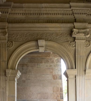 Zdjęcie nr 26: Kościół należy do zespołu dróżek Matki Boskiej, położnych w obrębie klasztoru w Kalwarii Zebrzydowskiej. Świątynia jest położna w centrum wsi, na wschód od głównej drogi, na placu otoczonym kamiennym murem z żeliwnym płotem, który od frontu ozdobiony jest figurami 12 apostołów, umieszczonymi na wysokich cokołach. Główne wejście na plac prowadzi przez bramę od zachodu, flankowaną dwoma filarami, na których ustawione są klasycystyczne wazony. Drugie wejście usytuowane jest od wschodu przez murowaną bramę, nakrytą daszkiem dwuspadowym, na którym ustawiona jest figura grającego na trąbie anioła. Trzecie wejście znajduje się od północy.

Kościół jest budowlą orientowaną, założoną na planie prostokąta, jednonawową, zamkniętą półkolistą absydą. Od zachodu przylega kruchta na planie prostokąta, zamkniętego z jednej strony półkoliście. Wewnątrz kościół dwupiętrowy. Na parterze część wschodnia świątyni podniesiona jest o siedem stopni, oddzielona od nawy trzema półkolistymi arkadami, wspartymi na czterech filarach i ustawionymi przed nimi półkolumnami, które wspierają pełne belkowanie, wyłamane na osiach. W przyłuczach płskorzeźbione główki aniołków. Na fryzie złocony napis: „EIA ADVOCATA NOSTRA OCVLOS MISERICORDES AD NOS CONVERTE ET IESVM BENEDICTV FRCTVM NOBIS OSTENDE”. Za środkową arkadą usytuowana jest niewielka, najstarsza część świątyni – Grób Matki Boskiej, na rzucie prostokąta, sklepiony krzyżowo. W ścianach bocznych nawy są półkoliście zamknięte wnęki na ołtarze. Od zachodu chór muzyczny wsparty jest na trzech arkadach filarowych. Wnętrze obiega drewniany ganek wsparty na metalowych wspornikach, a w części wschodniej i zachodniej na trzech murowanych arkadach. Podniebienie ganku zdobione jest geometrycznym stiukiem. W części nawowej świątyni znajduje się sklepienie kolebkowe z lunetami, w apsydzie hemisferyczne. Wnętrze doświetlone jest sześcioma małymi, okrągłymi oknami znajdującymi się na piętrze od strony północnej i południowej.

Fasada w dolnej części zaakcentowana jest przez monumentalną kruchtę w formie aediculi, założoną na rzucie prostokąta zamkniętego półkoliście. Ściany artykułowane są pięcioma półkolistymi arkadami, wspartymi na filarkach. Od zewnątrz osie ujęte są przez kanelowane kolumny, ustawione na wysokich cokołach, na tle pilastrów. Podpory wznoszą pełne belkowanie i wysunięty gzyms zdobiony kimationem i dekoracją kostkową. Nakrycie w formie kopuły półkolistej z latarnią. Belkowanie ozdobione jest dekoracją roślinną i główkami aniołków. Po bokach kruchty wysunięte są fragmenty muru oporowego do połowy wysokości fasady. Powyżej fasada flankowana przez dwie pary pilastrów z jońskimi kapitelami wspierającymi niepełne belkowanie. Pośrodku duże, półkoliste okno z metalową, dekoracyjną kratą. Szczyt trójkątny z oculusem pośrodku. Na szczycie ustawiona jest figura Najświętszej Marii Panny. Świątynia dookoła obwiedziona szerokim murem oporowym, nakrytym daszkiem, o ukośnych ścianach, flankowanych szkarpami, po sześć na każdej ścianie bocznej i dwoma na ścianie zachodniej oraz wschodniej. Powyżej elewacje ujęte pilastrami z kapitelami jońskimi wznoszącymi niepełne belkowanie. Na wschodniej ścianie półkolista apsyda, nakryta półkopułą. Kościół nakryty dachem siodłowym ze zdwojoną, wysoką latarnią pośrodku. Na narożach dachu ustawione wysokie obeliski na cokołach. 

 