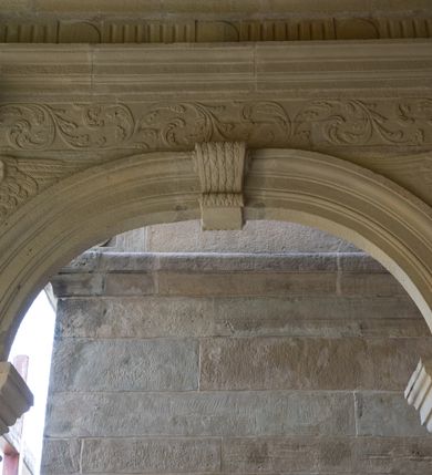 Zdjęcie nr 27: Kościół należy do zespołu dróżek Matki Boskiej, położnych w obrębie klasztoru w Kalwarii Zebrzydowskiej. Świątynia jest położna w centrum wsi, na wschód od głównej drogi, na placu otoczonym kamiennym murem z żeliwnym płotem, który od frontu ozdobiony jest figurami 12 apostołów, umieszczonymi na wysokich cokołach. Główne wejście na plac prowadzi przez bramę od zachodu, flankowaną dwoma filarami, na których ustawione są klasycystyczne wazony. Drugie wejście usytuowane jest od wschodu przez murowaną bramę, nakrytą daszkiem dwuspadowym, na którym ustawiona jest figura grającego na trąbie anioła. Trzecie wejście znajduje się od północy.

Kościół jest budowlą orientowaną, założoną na planie prostokąta, jednonawową, zamkniętą półkolistą absydą. Od zachodu przylega kruchta na planie prostokąta, zamkniętego z jednej strony półkoliście. Wewnątrz kościół dwupiętrowy. Na parterze część wschodnia świątyni podniesiona jest o siedem stopni, oddzielona od nawy trzema półkolistymi arkadami, wspartymi na czterech filarach i ustawionymi przed nimi półkolumnami, które wspierają pełne belkowanie, wyłamane na osiach. W przyłuczach płskorzeźbione główki aniołków. Na fryzie złocony napis: „EIA ADVOCATA NOSTRA OCVLOS MISERICORDES AD NOS CONVERTE ET IESVM BENEDICTV FRCTVM NOBIS OSTENDE”. Za środkową arkadą usytuowana jest niewielka, najstarsza część świątyni – Grób Matki Boskiej, na rzucie prostokąta, sklepiony krzyżowo. W ścianach bocznych nawy są półkoliście zamknięte wnęki na ołtarze. Od zachodu chór muzyczny wsparty jest na trzech arkadach filarowych. Wnętrze obiega drewniany ganek wsparty na metalowych wspornikach, a w części wschodniej i zachodniej na trzech murowanych arkadach. Podniebienie ganku zdobione jest geometrycznym stiukiem. W części nawowej świątyni znajduje się sklepienie kolebkowe z lunetami, w apsydzie hemisferyczne. Wnętrze doświetlone jest sześcioma małymi, okrągłymi oknami znajdującymi się na piętrze od strony północnej i południowej.

Fasada w dolnej części zaakcentowana jest przez monumentalną kruchtę w formie aediculi, założoną na rzucie prostokąta zamkniętego półkoliście. Ściany artykułowane są pięcioma półkolistymi arkadami, wspartymi na filarkach. Od zewnątrz osie ujęte są przez kanelowane kolumny, ustawione na wysokich cokołach, na tle pilastrów. Podpory wznoszą pełne belkowanie i wysunięty gzyms zdobiony kimationem i dekoracją kostkową. Nakrycie w formie kopuły półkolistej z latarnią. Belkowanie ozdobione jest dekoracją roślinną i główkami aniołków. Po bokach kruchty wysunięte są fragmenty muru oporowego do połowy wysokości fasady. Powyżej fasada flankowana przez dwie pary pilastrów z jońskimi kapitelami wspierającymi niepełne belkowanie. Pośrodku duże, półkoliste okno z metalową, dekoracyjną kratą. Szczyt trójkątny z oculusem pośrodku. Na szczycie ustawiona jest figura Najświętszej Marii Panny. Świątynia dookoła obwiedziona szerokim murem oporowym, nakrytym daszkiem, o ukośnych ścianach, flankowanych szkarpami, po sześć na każdej ścianie bocznej i dwoma na ścianie zachodniej oraz wschodniej. Powyżej elewacje ujęte pilastrami z kapitelami jońskimi wznoszącymi niepełne belkowanie. Na wschodniej ścianie półkolista apsyda, nakryta półkopułą. Kościół nakryty dachem siodłowym ze zdwojoną, wysoką latarnią pośrodku. Na narożach dachu ustawione wysokie obeliski na cokołach. 

 