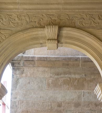 Zdjęcie nr 28: Kościół należy do zespołu dróżek Matki Boskiej, położnych w obrębie klasztoru w Kalwarii Zebrzydowskiej. Świątynia jest położna w centrum wsi, na wschód od głównej drogi, na placu otoczonym kamiennym murem z żeliwnym płotem, który od frontu ozdobiony jest figurami 12 apostołów, umieszczonymi na wysokich cokołach. Główne wejście na plac prowadzi przez bramę od zachodu, flankowaną dwoma filarami, na których ustawione są klasycystyczne wazony. Drugie wejście usytuowane jest od wschodu przez murowaną bramę, nakrytą daszkiem dwuspadowym, na którym ustawiona jest figura grającego na trąbie anioła. Trzecie wejście znajduje się od północy.

Kościół jest budowlą orientowaną, założoną na planie prostokąta, jednonawową, zamkniętą półkolistą absydą. Od zachodu przylega kruchta na planie prostokąta, zamkniętego z jednej strony półkoliście. Wewnątrz kościół dwupiętrowy. Na parterze część wschodnia świątyni podniesiona jest o siedem stopni, oddzielona od nawy trzema półkolistymi arkadami, wspartymi na czterech filarach i ustawionymi przed nimi półkolumnami, które wspierają pełne belkowanie, wyłamane na osiach. W przyłuczach płskorzeźbione główki aniołków. Na fryzie złocony napis: „EIA ADVOCATA NOSTRA OCVLOS MISERICORDES AD NOS CONVERTE ET IESVM BENEDICTV FRCTVM NOBIS OSTENDE”. Za środkową arkadą usytuowana jest niewielka, najstarsza część świątyni – Grób Matki Boskiej, na rzucie prostokąta, sklepiony krzyżowo. W ścianach bocznych nawy są półkoliście zamknięte wnęki na ołtarze. Od zachodu chór muzyczny wsparty jest na trzech arkadach filarowych. Wnętrze obiega drewniany ganek wsparty na metalowych wspornikach, a w części wschodniej i zachodniej na trzech murowanych arkadach. Podniebienie ganku zdobione jest geometrycznym stiukiem. W części nawowej świątyni znajduje się sklepienie kolebkowe z lunetami, w apsydzie hemisferyczne. Wnętrze doświetlone jest sześcioma małymi, okrągłymi oknami znajdującymi się na piętrze od strony północnej i południowej.

Fasada w dolnej części zaakcentowana jest przez monumentalną kruchtę w formie aediculi, założoną na rzucie prostokąta zamkniętego półkoliście. Ściany artykułowane są pięcioma półkolistymi arkadami, wspartymi na filarkach. Od zewnątrz osie ujęte są przez kanelowane kolumny, ustawione na wysokich cokołach, na tle pilastrów. Podpory wznoszą pełne belkowanie i wysunięty gzyms zdobiony kimationem i dekoracją kostkową. Nakrycie w formie kopuły półkolistej z latarnią. Belkowanie ozdobione jest dekoracją roślinną i główkami aniołków. Po bokach kruchty wysunięte są fragmenty muru oporowego do połowy wysokości fasady. Powyżej fasada flankowana przez dwie pary pilastrów z jońskimi kapitelami wspierającymi niepełne belkowanie. Pośrodku duże, półkoliste okno z metalową, dekoracyjną kratą. Szczyt trójkątny z oculusem pośrodku. Na szczycie ustawiona jest figura Najświętszej Marii Panny. Świątynia dookoła obwiedziona szerokim murem oporowym, nakrytym daszkiem, o ukośnych ścianach, flankowanych szkarpami, po sześć na każdej ścianie bocznej i dwoma na ścianie zachodniej oraz wschodniej. Powyżej elewacje ujęte pilastrami z kapitelami jońskimi wznoszącymi niepełne belkowanie. Na wschodniej ścianie półkolista apsyda, nakryta półkopułą. Kościół nakryty dachem siodłowym ze zdwojoną, wysoką latarnią pośrodku. Na narożach dachu ustawione wysokie obeliski na cokołach. 

 