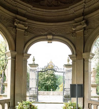 Zdjęcie nr 21: Kościół należy do zespołu dróżek Matki Boskiej, położnych w obrębie klasztoru w Kalwarii Zebrzydowskiej. Świątynia jest położna w centrum wsi, na wschód od głównej drogi, na placu otoczonym kamiennym murem z żeliwnym płotem, który od frontu ozdobiony jest figurami 12 apostołów, umieszczonymi na wysokich cokołach. Główne wejście na plac prowadzi przez bramę od zachodu, flankowaną dwoma filarami, na których ustawione są klasycystyczne wazony. Drugie wejście usytuowane jest od wschodu przez murowaną bramę, nakrytą daszkiem dwuspadowym, na którym ustawiona jest figura grającego na trąbie anioła. Trzecie wejście znajduje się od północy.

Kościół jest budowlą orientowaną, założoną na planie prostokąta, jednonawową, zamkniętą półkolistą absydą. Od zachodu przylega kruchta na planie prostokąta, zamkniętego z jednej strony półkoliście. Wewnątrz kościół dwupiętrowy. Na parterze część wschodnia świątyni podniesiona jest o siedem stopni, oddzielona od nawy trzema półkolistymi arkadami, wspartymi na czterech filarach i ustawionymi przed nimi półkolumnami, które wspierają pełne belkowanie, wyłamane na osiach. W przyłuczach płskorzeźbione główki aniołków. Na fryzie złocony napis: „EIA ADVOCATA NOSTRA OCVLOS MISERICORDES AD NOS CONVERTE ET IESVM BENEDICTV FRCTVM NOBIS OSTENDE”. Za środkową arkadą usytuowana jest niewielka, najstarsza część świątyni – Grób Matki Boskiej, na rzucie prostokąta, sklepiony krzyżowo. W ścianach bocznych nawy są półkoliście zamknięte wnęki na ołtarze. Od zachodu chór muzyczny wsparty jest na trzech arkadach filarowych. Wnętrze obiega drewniany ganek wsparty na metalowych wspornikach, a w części wschodniej i zachodniej na trzech murowanych arkadach. Podniebienie ganku zdobione jest geometrycznym stiukiem. W części nawowej świątyni znajduje się sklepienie kolebkowe z lunetami, w apsydzie hemisferyczne. Wnętrze doświetlone jest sześcioma małymi, okrągłymi oknami znajdującymi się na piętrze od strony północnej i południowej.

Fasada w dolnej części zaakcentowana jest przez monumentalną kruchtę w formie aediculi, założoną na rzucie prostokąta zamkniętego półkoliście. Ściany artykułowane są pięcioma półkolistymi arkadami, wspartymi na filarkach. Od zewnątrz osie ujęte są przez kanelowane kolumny, ustawione na wysokich cokołach, na tle pilastrów. Podpory wznoszą pełne belkowanie i wysunięty gzyms zdobiony kimationem i dekoracją kostkową. Nakrycie w formie kopuły półkolistej z latarnią. Belkowanie ozdobione jest dekoracją roślinną i główkami aniołków. Po bokach kruchty wysunięte są fragmenty muru oporowego do połowy wysokości fasady. Powyżej fasada flankowana przez dwie pary pilastrów z jońskimi kapitelami wspierającymi niepełne belkowanie. Pośrodku duże, półkoliste okno z metalową, dekoracyjną kratą. Szczyt trójkątny z oculusem pośrodku. Na szczycie ustawiona jest figura Najświętszej Marii Panny. Świątynia dookoła obwiedziona szerokim murem oporowym, nakrytym daszkiem, o ukośnych ścianach, flankowanych szkarpami, po sześć na każdej ścianie bocznej i dwoma na ścianie zachodniej oraz wschodniej. Powyżej elewacje ujęte pilastrami z kapitelami jońskimi wznoszącymi niepełne belkowanie. Na wschodniej ścianie półkolista apsyda, nakryta półkopułą. Kościół nakryty dachem siodłowym ze zdwojoną, wysoką latarnią pośrodku. Na narożach dachu ustawione wysokie obeliski na cokołach. 

 