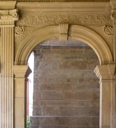 Zdjęcie nr 22: Kościół należy do zespołu dróżek Matki Boskiej, położnych w obrębie klasztoru w Kalwarii Zebrzydowskiej. Świątynia jest położna w centrum wsi, na wschód od głównej drogi, na placu otoczonym kamiennym murem z żeliwnym płotem, który od frontu ozdobiony jest figurami 12 apostołów, umieszczonymi na wysokich cokołach. Główne wejście na plac prowadzi przez bramę od zachodu, flankowaną dwoma filarami, na których ustawione są klasycystyczne wazony. Drugie wejście usytuowane jest od wschodu przez murowaną bramę, nakrytą daszkiem dwuspadowym, na którym ustawiona jest figura grającego na trąbie anioła. Trzecie wejście znajduje się od północy.

Kościół jest budowlą orientowaną, założoną na planie prostokąta, jednonawową, zamkniętą półkolistą absydą. Od zachodu przylega kruchta na planie prostokąta, zamkniętego z jednej strony półkoliście. Wewnątrz kościół dwupiętrowy. Na parterze część wschodnia świątyni podniesiona jest o siedem stopni, oddzielona od nawy trzema półkolistymi arkadami, wspartymi na czterech filarach i ustawionymi przed nimi półkolumnami, które wspierają pełne belkowanie, wyłamane na osiach. W przyłuczach płskorzeźbione główki aniołków. Na fryzie złocony napis: „EIA ADVOCATA NOSTRA OCVLOS MISERICORDES AD NOS CONVERTE ET IESVM BENEDICTV FRCTVM NOBIS OSTENDE”. Za środkową arkadą usytuowana jest niewielka, najstarsza część świątyni – Grób Matki Boskiej, na rzucie prostokąta, sklepiony krzyżowo. W ścianach bocznych nawy są półkoliście zamknięte wnęki na ołtarze. Od zachodu chór muzyczny wsparty jest na trzech arkadach filarowych. Wnętrze obiega drewniany ganek wsparty na metalowych wspornikach, a w części wschodniej i zachodniej na trzech murowanych arkadach. Podniebienie ganku zdobione jest geometrycznym stiukiem. W części nawowej świątyni znajduje się sklepienie kolebkowe z lunetami, w apsydzie hemisferyczne. Wnętrze doświetlone jest sześcioma małymi, okrągłymi oknami znajdującymi się na piętrze od strony północnej i południowej.

Fasada w dolnej części zaakcentowana jest przez monumentalną kruchtę w formie aediculi, założoną na rzucie prostokąta zamkniętego półkoliście. Ściany artykułowane są pięcioma półkolistymi arkadami, wspartymi na filarkach. Od zewnątrz osie ujęte są przez kanelowane kolumny, ustawione na wysokich cokołach, na tle pilastrów. Podpory wznoszą pełne belkowanie i wysunięty gzyms zdobiony kimationem i dekoracją kostkową. Nakrycie w formie kopuły półkolistej z latarnią. Belkowanie ozdobione jest dekoracją roślinną i główkami aniołków. Po bokach kruchty wysunięte są fragmenty muru oporowego do połowy wysokości fasady. Powyżej fasada flankowana przez dwie pary pilastrów z jońskimi kapitelami wspierającymi niepełne belkowanie. Pośrodku duże, półkoliste okno z metalową, dekoracyjną kratą. Szczyt trójkątny z oculusem pośrodku. Na szczycie ustawiona jest figura Najświętszej Marii Panny. Świątynia dookoła obwiedziona szerokim murem oporowym, nakrytym daszkiem, o ukośnych ścianach, flankowanych szkarpami, po sześć na każdej ścianie bocznej i dwoma na ścianie zachodniej oraz wschodniej. Powyżej elewacje ujęte pilastrami z kapitelami jońskimi wznoszącymi niepełne belkowanie. Na wschodniej ścianie półkolista apsyda, nakryta półkopułą. Kościół nakryty dachem siodłowym ze zdwojoną, wysoką latarnią pośrodku. Na narożach dachu ustawione wysokie obeliski na cokołach. 

 