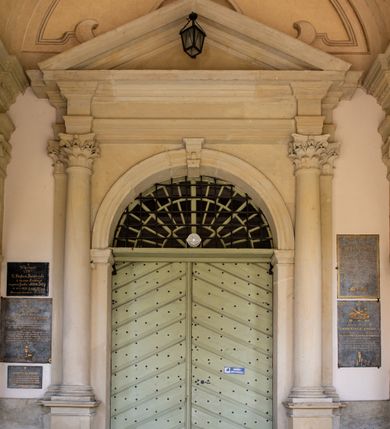 Zdjęcie nr 34: Kościół należy do zespołu dróżek Matki Boskiej, położnych w obrębie klasztoru w Kalwarii Zebrzydowskiej. Świątynia jest położna w centrum wsi, na wschód od głównej drogi, na placu otoczonym kamiennym murem z żeliwnym płotem, który od frontu ozdobiony jest figurami 12 apostołów, umieszczonymi na wysokich cokołach. Główne wejście na plac prowadzi przez bramę od zachodu, flankowaną dwoma filarami, na których ustawione są klasycystyczne wazony. Drugie wejście usytuowane jest od wschodu przez murowaną bramę, nakrytą daszkiem dwuspadowym, na którym ustawiona jest figura grającego na trąbie anioła. Trzecie wejście znajduje się od północy.

Kościół jest budowlą orientowaną, założoną na planie prostokąta, jednonawową, zamkniętą półkolistą absydą. Od zachodu przylega kruchta na planie prostokąta, zamkniętego z jednej strony półkoliście. Wewnątrz kościół dwupiętrowy. Na parterze część wschodnia świątyni podniesiona jest o siedem stopni, oddzielona od nawy trzema półkolistymi arkadami, wspartymi na czterech filarach i ustawionymi przed nimi półkolumnami, które wspierają pełne belkowanie, wyłamane na osiach. W przyłuczach płskorzeźbione główki aniołków. Na fryzie złocony napis: „EIA ADVOCATA NOSTRA OCVLOS MISERICORDES AD NOS CONVERTE ET IESVM BENEDICTV FRCTVM NOBIS OSTENDE”. Za środkową arkadą usytuowana jest niewielka, najstarsza część świątyni – Grób Matki Boskiej, na rzucie prostokąta, sklepiony krzyżowo. W ścianach bocznych nawy są półkoliście zamknięte wnęki na ołtarze. Od zachodu chór muzyczny wsparty jest na trzech arkadach filarowych. Wnętrze obiega drewniany ganek wsparty na metalowych wspornikach, a w części wschodniej i zachodniej na trzech murowanych arkadach. Podniebienie ganku zdobione jest geometrycznym stiukiem. W części nawowej świątyni znajduje się sklepienie kolebkowe z lunetami, w apsydzie hemisferyczne. Wnętrze doświetlone jest sześcioma małymi, okrągłymi oknami znajdującymi się na piętrze od strony północnej i południowej.

Fasada w dolnej części zaakcentowana jest przez monumentalną kruchtę w formie aediculi, założoną na rzucie prostokąta zamkniętego półkoliście. Ściany artykułowane są pięcioma półkolistymi arkadami, wspartymi na filarkach. Od zewnątrz osie ujęte są przez kanelowane kolumny, ustawione na wysokich cokołach, na tle pilastrów. Podpory wznoszą pełne belkowanie i wysunięty gzyms zdobiony kimationem i dekoracją kostkową. Nakrycie w formie kopuły półkolistej z latarnią. Belkowanie ozdobione jest dekoracją roślinną i główkami aniołków. Po bokach kruchty wysunięte są fragmenty muru oporowego do połowy wysokości fasady. Powyżej fasada flankowana przez dwie pary pilastrów z jońskimi kapitelami wspierającymi niepełne belkowanie. Pośrodku duże, półkoliste okno z metalową, dekoracyjną kratą. Szczyt trójkątny z oculusem pośrodku. Na szczycie ustawiona jest figura Najświętszej Marii Panny. Świątynia dookoła obwiedziona szerokim murem oporowym, nakrytym daszkiem, o ukośnych ścianach, flankowanych szkarpami, po sześć na każdej ścianie bocznej i dwoma na ścianie zachodniej oraz wschodniej. Powyżej elewacje ujęte pilastrami z kapitelami jońskimi wznoszącymi niepełne belkowanie. Na wschodniej ścianie półkolista apsyda, nakryta półkopułą. Kościół nakryty dachem siodłowym ze zdwojoną, wysoką latarnią pośrodku. Na narożach dachu ustawione wysokie obeliski na cokołach. 

 