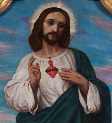 Zdjęcie nr 1: Obraz w kształcie stojącego prostokąta zamkniętego uskokowym łukiem nadwieszonym zawiera całopostaciowy wizerunek Jezusa w typie Najświętszego Serca Jezusa. Ukazaną na wprost, w postawie stojącej sylwetkę charakteryzuje kontrapost. Zwrócona w trzech czwartych w lewo głowa jest lekko przechylona. Pociągłą twarz Jezusa cechują wyraziste rysy młodego mężczyzny z wydatnym nosem, dużymi oczami i krótkim zarostem. Długie, brązowe włosy opadają na plecy. Jezus ubrany jest w białą suknię oraz nałożony na lewe ramię i przerzucony przez lewą rękę ciemnoniebieski płaszcz obszyty szerokim, złotym galonem. Prawą rękę unosi w geście błogosławieństwa, lewą wskazuje na widoczne na piersiach gorejące serce ujęte wiązkami promieni. Na dłoniach i bosych stopach widoczne są rany po gwoździach. Wokół głowy widnieje promienisty nimb krzyżowy. Stojący na skale Jezus ukazany jest na tle górzystego krajobrazu z parą drzew po lewej stronie kompozycji i zawiłą rzeką w głębi oraz błękitnym, pokrytym obłokami niebem.      
Kolorystykę obrazu charakteryzują intensywne, nasycone odcienie. Modelunek budowany jest łagodnym walorem i miękkością konturu plam barwnych.  
Obraz jest ujęty profilowaną, złoconą ramą. 
