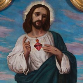 Zdjęcie nr 1: Obraz w kształcie stojącego prostokąta zamkniętego uskokowym łukiem nadwieszonym zawiera całopostaciowy wizerunek Jezusa w typie Najświętszego Serca Jezusa. Ukazaną na wprost, w postawie stojącej sylwetkę charakteryzuje kontrapost. Zwrócona w trzech czwartych w lewo głowa jest lekko przechylona. Pociągłą twarz Jezusa cechują wyraziste rysy młodego mężczyzny z wydatnym nosem, dużymi oczami i krótkim zarostem. Długie, brązowe włosy opadają na plecy. Jezus ubrany jest w białą suknię oraz nałożony na lewe ramię i przerzucony przez lewą rękę ciemnoniebieski płaszcz obszyty szerokim, złotym galonem. Prawą rękę unosi w geście błogosławieństwa, lewą wskazuje na widoczne na piersiach gorejące serce ujęte wiązkami promieni. Na dłoniach i bosych stopach widoczne są rany po gwoździach. Wokół głowy widnieje promienisty nimb krzyżowy. Stojący na skale Jezus ukazany jest na tle górzystego krajobrazu z parą drzew po lewej stronie kompozycji i zawiłą rzeką w głębi oraz błękitnym, pokrytym obłokami niebem.      
Kolorystykę obrazu charakteryzują intensywne, nasycone odcienie. Modelunek budowany jest łagodnym walorem i miękkością konturu plam barwnych.  
Obraz jest ujęty profilowaną, złoconą ramą. 
