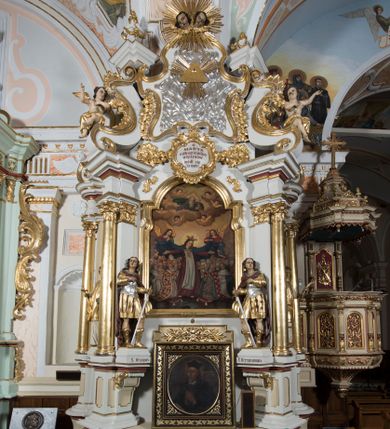 Zdjęcie nr 1: Ołtarz drewniany, prostopadłościenny. Mensa drewniana, sarkofagowa, antepedium zdobione płaskorzeźbionym kartuszem z umieszczonym w polu godłem herbu Uniwersytetu Krakowskiego na czerwonym tle.

 Nastawa architektoniczna, trójosiowa, jednokondygnacyjna ze zwieńczeniem, osadzona na dwustrefowym cokole, o osiach bocznych ustawionych ukośnie. Kondygnacja ujęta parą pilastrów oraz dwiema parami kolumn podtrzymujących przerwane belkowanie,  na którym znajduje się para puttów. W polu środkowym obraz z przedstawieniem Matki Boskiej od Odkupienia Niewolników ujęty prostokątną, profilowaną ramą zamkniętą łukiem nadwieszonym. Na cokole, po bokach obrazu ustawione dwie rzeźby: po lewej św. Kryspina, po prawej św. Kryspiniana; w osiach bocznych, w płytkich wnękach: po lewej rzeźba św. Szczepana, po prawej św. Wawrzyńca. Nad obrazem Matki Boskiej płaskorzeźbiony kartusz rocaille’owy z wpisanym w polu napisem „O / MARYO / odkupicielko / więźniów / módl się / za nami!”.

 Zwieńczenie w formie rozbudowanej aediculi, o osiach bocznych ustawionych ukośnie, z przodu flankowane dwiema wolutami z siedzącą na nich parą aniołków, zamknięte przerywanym, profilowanym gzymsem z ulokowaną na nim parą wazonów płomienistych. W polu zwieńczenia płycina wypełniona obłokami, o fantazyjnym kartuszowym wykroju z przedstawieniem Oka Opatrzności wpisanym w trójkąt na tle trzech wiązek promieni. Szczyt jest w formie promienistej glorii z parą uskrzydlonych główek anielskich.

 Kolumny złocone, ustawione na profilowanych bazach, o gładkim trzonie, kapitele w porządku kompozytowym.

 Partie cokołu zdobione prostokątnymi płycinami o wyciętych narożach.

 Struktura malowana w kolorze jasnobeżowym, ornamentyka i detale złocone i srebrzone, profilowania w kolorze czerwonym i złoconym.