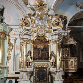 Zdjęcie nr 1: Ołtarz drewniany, prostopadłościenny. Mensa drewniana, sarkofagowa, antepedium zdobione płaskorzeźbionym kartuszem z umieszczonym w polu godłem herbu Uniwersytetu Krakowskiego na czerwonym tle.

 Nastawa architektoniczna, trójosiowa, jednokondygnacyjna ze zwieńczeniem, osadzona na dwustrefowym cokole, o osiach bocznych ustawionych ukośnie. Kondygnacja ujęta parą pilastrów oraz dwiema parami kolumn podtrzymujących przerwane belkowanie,  na którym znajduje się para puttów. W polu środkowym obraz z przedstawieniem Matki Boskiej od Odkupienia Niewolników ujęty prostokątną, profilowaną ramą zamkniętą łukiem nadwieszonym. Na cokole, po bokach obrazu ustawione dwie rzeźby: po lewej św. Kryspina, po prawej św. Kryspiniana; w osiach bocznych, w płytkich wnękach: po lewej rzeźba św. Szczepana, po prawej św. Wawrzyńca. Nad obrazem Matki Boskiej płaskorzeźbiony kartusz rocaille’owy z wpisanym w polu napisem „O / MARYO / odkupicielko / więźniów / módl się / za nami!”.

 Zwieńczenie w formie rozbudowanej aediculi, o osiach bocznych ustawionych ukośnie, z przodu flankowane dwiema wolutami z siedzącą na nich parą aniołków, zamknięte przerywanym, profilowanym gzymsem z ulokowaną na nim parą wazonów płomienistych. W polu zwieńczenia płycina wypełniona obłokami, o fantazyjnym kartuszowym wykroju z przedstawieniem Oka Opatrzności wpisanym w trójkąt na tle trzech wiązek promieni. Szczyt jest w formie promienistej glorii z parą uskrzydlonych główek anielskich.

 Kolumny złocone, ustawione na profilowanych bazach, o gładkim trzonie, kapitele w porządku kompozytowym.

 Partie cokołu zdobione prostokątnymi płycinami o wyciętych narożach.

 Struktura malowana w kolorze jasnobeżowym, ornamentyka i detale złocone i srebrzone, profilowania w kolorze czerwonym i złoconym.