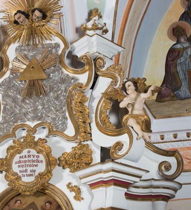 Zdjęcie nr 6: Ołtarz drewniany, prostopadłościenny. Mensa drewniana, sarkofagowa, antepedium zdobione płaskorzeźbionym kartuszem z umieszczonym w polu godłem herbu Uniwersytetu Krakowskiego na czerwonym tle.

 Nastawa architektoniczna, trójosiowa, jednokondygnacyjna ze zwieńczeniem, osadzona na dwustrefowym cokole, o osiach bocznych ustawionych ukośnie. Kondygnacja ujęta parą pilastrów oraz dwiema parami kolumn podtrzymujących przerwane belkowanie,  na którym znajduje się para puttów. W polu środkowym obraz z przedstawieniem Matki Boskiej od Odkupienia Niewolników ujęty prostokątną, profilowaną ramą zamkniętą łukiem nadwieszonym. Na cokole, po bokach obrazu ustawione dwie rzeźby: po lewej św. Kryspina, po prawej św. Kryspiniana; w osiach bocznych, w płytkich wnękach: po lewej rzeźba św. Szczepana, po prawej św. Wawrzyńca. Nad obrazem Matki Boskiej płaskorzeźbiony kartusz rocaille’owy z wpisanym w polu napisem „O / MARYO / odkupicielko / więźniów / módl się / za nami!”.

 Zwieńczenie w formie rozbudowanej aediculi, o osiach bocznych ustawionych ukośnie, z przodu flankowane dwiema wolutami z siedzącą na nich parą aniołków, zamknięte przerywanym, profilowanym gzymsem z ulokowaną na nim parą wazonów płomienistych. W polu zwieńczenia płycina wypełniona obłokami, o fantazyjnym kartuszowym wykroju z przedstawieniem Oka Opatrzności wpisanym w trójkąt na tle trzech wiązek promieni. Szczyt jest w formie promienistej glorii z parą uskrzydlonych główek anielskich.

 Kolumny złocone, ustawione na profilowanych bazach, o gładkim trzonie, kapitele w porządku kompozytowym.

 Partie cokołu zdobione prostokątnymi płycinami o wyciętych narożach.

 Struktura malowana w kolorze jasnobeżowym, ornamentyka i detale złocone i srebrzone, profilowania w kolorze czerwonym i złoconym.