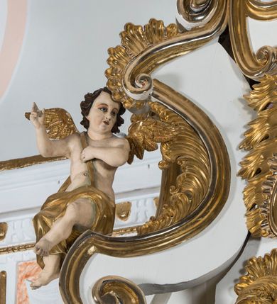 Zdjęcie nr 20: Ołtarz drewniany, prostopadłościenny. Mensa drewniana, sarkofagowa, antepedium zdobione płaskorzeźbionym kartuszem z umieszczonym w polu godłem herbu Uniwersytetu Krakowskiego na czerwonym tle.

 Nastawa architektoniczna, trójosiowa, jednokondygnacyjna ze zwieńczeniem, osadzona na dwustrefowym cokole, o osiach bocznych ustawionych ukośnie. Kondygnacja ujęta parą pilastrów oraz dwiema parami kolumn podtrzymujących przerwane belkowanie,  na którym znajduje się para puttów. W polu środkowym obraz z przedstawieniem Matki Boskiej od Odkupienia Niewolników ujęty prostokątną, profilowaną ramą zamkniętą łukiem nadwieszonym. Na cokole, po bokach obrazu ustawione dwie rzeźby: po lewej św. Kryspina, po prawej św. Kryspiniana; w osiach bocznych, w płytkich wnękach: po lewej rzeźba św. Szczepana, po prawej św. Wawrzyńca. Nad obrazem Matki Boskiej płaskorzeźbiony kartusz rocaille’owy z wpisanym w polu napisem „O / MARYO / odkupicielko / więźniów / módl się / za nami!”.

 Zwieńczenie w formie rozbudowanej aediculi, o osiach bocznych ustawionych ukośnie, z przodu flankowane dwiema wolutami z siedzącą na nich parą aniołków, zamknięte przerywanym, profilowanym gzymsem z ulokowaną na nim parą wazonów płomienistych. W polu zwieńczenia płycina wypełniona obłokami, o fantazyjnym kartuszowym wykroju z przedstawieniem Oka Opatrzności wpisanym w trójkąt na tle trzech wiązek promieni. Szczyt jest w formie promienistej glorii z parą uskrzydlonych główek anielskich.

 Kolumny złocone, ustawione na profilowanych bazach, o gładkim trzonie, kapitele w porządku kompozytowym.

 Partie cokołu zdobione prostokątnymi płycinami o wyciętych narożach.

 Struktura malowana w kolorze jasnobeżowym, ornamentyka i detale złocone i srebrzone, profilowania w kolorze czerwonym i złoconym.