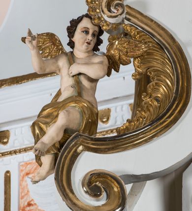 Zdjęcie nr 21: Ołtarz drewniany, prostopadłościenny. Mensa drewniana, sarkofagowa, antepedium zdobione płaskorzeźbionym kartuszem z umieszczonym w polu godłem herbu Uniwersytetu Krakowskiego na czerwonym tle.

 Nastawa architektoniczna, trójosiowa, jednokondygnacyjna ze zwieńczeniem, osadzona na dwustrefowym cokole, o osiach bocznych ustawionych ukośnie. Kondygnacja ujęta parą pilastrów oraz dwiema parami kolumn podtrzymujących przerwane belkowanie,  na którym znajduje się para puttów. W polu środkowym obraz z przedstawieniem Matki Boskiej od Odkupienia Niewolników ujęty prostokątną, profilowaną ramą zamkniętą łukiem nadwieszonym. Na cokole, po bokach obrazu ustawione dwie rzeźby: po lewej św. Kryspina, po prawej św. Kryspiniana; w osiach bocznych, w płytkich wnękach: po lewej rzeźba św. Szczepana, po prawej św. Wawrzyńca. Nad obrazem Matki Boskiej płaskorzeźbiony kartusz rocaille’owy z wpisanym w polu napisem „O / MARYO / odkupicielko / więźniów / módl się / za nami!”.

 Zwieńczenie w formie rozbudowanej aediculi, o osiach bocznych ustawionych ukośnie, z przodu flankowane dwiema wolutami z siedzącą na nich parą aniołków, zamknięte przerywanym, profilowanym gzymsem z ulokowaną na nim parą wazonów płomienistych. W polu zwieńczenia płycina wypełniona obłokami, o fantazyjnym kartuszowym wykroju z przedstawieniem Oka Opatrzności wpisanym w trójkąt na tle trzech wiązek promieni. Szczyt jest w formie promienistej glorii z parą uskrzydlonych główek anielskich.

 Kolumny złocone, ustawione na profilowanych bazach, o gładkim trzonie, kapitele w porządku kompozytowym.

 Partie cokołu zdobione prostokątnymi płycinami o wyciętych narożach.

 Struktura malowana w kolorze jasnobeżowym, ornamentyka i detale złocone i srebrzone, profilowania w kolorze czerwonym i złoconym.