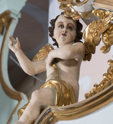 Zdjęcie nr 24: Ołtarz drewniany, prostopadłościenny. Mensa drewniana, sarkofagowa, antepedium zdobione płaskorzeźbionym kartuszem z umieszczonym w polu godłem herbu Uniwersytetu Krakowskiego na czerwonym tle.

 Nastawa architektoniczna, trójosiowa, jednokondygnacyjna ze zwieńczeniem, osadzona na dwustrefowym cokole, o osiach bocznych ustawionych ukośnie. Kondygnacja ujęta parą pilastrów oraz dwiema parami kolumn podtrzymujących przerwane belkowanie,  na którym znajduje się para puttów. W polu środkowym obraz z przedstawieniem Matki Boskiej od Odkupienia Niewolników ujęty prostokątną, profilowaną ramą zamkniętą łukiem nadwieszonym. Na cokole, po bokach obrazu ustawione dwie rzeźby: po lewej św. Kryspina, po prawej św. Kryspiniana; w osiach bocznych, w płytkich wnękach: po lewej rzeźba św. Szczepana, po prawej św. Wawrzyńca. Nad obrazem Matki Boskiej płaskorzeźbiony kartusz rocaille’owy z wpisanym w polu napisem „O / MARYO / odkupicielko / więźniów / módl się / za nami!”.

 Zwieńczenie w formie rozbudowanej aediculi, o osiach bocznych ustawionych ukośnie, z przodu flankowane dwiema wolutami z siedzącą na nich parą aniołków, zamknięte przerywanym, profilowanym gzymsem z ulokowaną na nim parą wazonów płomienistych. W polu zwieńczenia płycina wypełniona obłokami, o fantazyjnym kartuszowym wykroju z przedstawieniem Oka Opatrzności wpisanym w trójkąt na tle trzech wiązek promieni. Szczyt jest w formie promienistej glorii z parą uskrzydlonych główek anielskich.

 Kolumny złocone, ustawione na profilowanych bazach, o gładkim trzonie, kapitele w porządku kompozytowym.

 Partie cokołu zdobione prostokątnymi płycinami o wyciętych narożach.

 Struktura malowana w kolorze jasnobeżowym, ornamentyka i detale złocone i srebrzone, profilowania w kolorze czerwonym i złoconym.