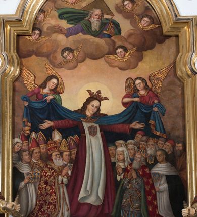 Zdjęcie nr 30: Ołtarz drewniany, prostopadłościenny. Mensa drewniana, sarkofagowa, antepedium zdobione płaskorzeźbionym kartuszem z umieszczonym w polu godłem herbu Uniwersytetu Krakowskiego na czerwonym tle.

 Nastawa architektoniczna, trójosiowa, jednokondygnacyjna ze zwieńczeniem, osadzona na dwustrefowym cokole, o osiach bocznych ustawionych ukośnie. Kondygnacja ujęta parą pilastrów oraz dwiema parami kolumn podtrzymujących przerwane belkowanie,  na którym znajduje się para puttów. W polu środkowym obraz z przedstawieniem Matki Boskiej od Odkupienia Niewolników ujęty prostokątną, profilowaną ramą zamkniętą łukiem nadwieszonym. Na cokole, po bokach obrazu ustawione dwie rzeźby: po lewej św. Kryspina, po prawej św. Kryspiniana; w osiach bocznych, w płytkich wnękach: po lewej rzeźba św. Szczepana, po prawej św. Wawrzyńca. Nad obrazem Matki Boskiej płaskorzeźbiony kartusz rocaille’owy z wpisanym w polu napisem „O / MARYO / odkupicielko / więźniów / módl się / za nami!”.

 Zwieńczenie w formie rozbudowanej aediculi, o osiach bocznych ustawionych ukośnie, z przodu flankowane dwiema wolutami z siedzącą na nich parą aniołków, zamknięte przerywanym, profilowanym gzymsem z ulokowaną na nim parą wazonów płomienistych. W polu zwieńczenia płycina wypełniona obłokami, o fantazyjnym kartuszowym wykroju z przedstawieniem Oka Opatrzności wpisanym w trójkąt na tle trzech wiązek promieni. Szczyt jest w formie promienistej glorii z parą uskrzydlonych główek anielskich.

 Kolumny złocone, ustawione na profilowanych bazach, o gładkim trzonie, kapitele w porządku kompozytowym.

 Partie cokołu zdobione prostokątnymi płycinami o wyciętych narożach.

 Struktura malowana w kolorze jasnobeżowym, ornamentyka i detale złocone i srebrzone, profilowania w kolorze czerwonym i złoconym.