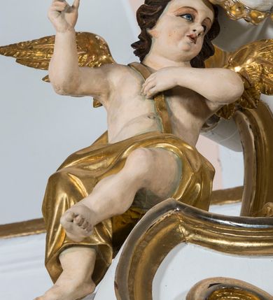 Zdjęcie nr 23: Ołtarz drewniany, prostopadłościenny. Mensa drewniana, sarkofagowa, antepedium zdobione płaskorzeźbionym kartuszem z umieszczonym w polu godłem herbu Uniwersytetu Krakowskiego na czerwonym tle.

 Nastawa architektoniczna, trójosiowa, jednokondygnacyjna ze zwieńczeniem, osadzona na dwustrefowym cokole, o osiach bocznych ustawionych ukośnie. Kondygnacja ujęta parą pilastrów oraz dwiema parami kolumn podtrzymujących przerwane belkowanie,  na którym znajduje się para puttów. W polu środkowym obraz z przedstawieniem Matki Boskiej od Odkupienia Niewolników ujęty prostokątną, profilowaną ramą zamkniętą łukiem nadwieszonym. Na cokole, po bokach obrazu ustawione dwie rzeźby: po lewej św. Kryspina, po prawej św. Kryspiniana; w osiach bocznych, w płytkich wnękach: po lewej rzeźba św. Szczepana, po prawej św. Wawrzyńca. Nad obrazem Matki Boskiej płaskorzeźbiony kartusz rocaille’owy z wpisanym w polu napisem „O / MARYO / odkupicielko / więźniów / módl się / za nami!”.

 Zwieńczenie w formie rozbudowanej aediculi, o osiach bocznych ustawionych ukośnie, z przodu flankowane dwiema wolutami z siedzącą na nich parą aniołków, zamknięte przerywanym, profilowanym gzymsem z ulokowaną na nim parą wazonów płomienistych. W polu zwieńczenia płycina wypełniona obłokami, o fantazyjnym kartuszowym wykroju z przedstawieniem Oka Opatrzności wpisanym w trójkąt na tle trzech wiązek promieni. Szczyt jest w formie promienistej glorii z parą uskrzydlonych główek anielskich.

 Kolumny złocone, ustawione na profilowanych bazach, o gładkim trzonie, kapitele w porządku kompozytowym.

 Partie cokołu zdobione prostokątnymi płycinami o wyciętych narożach.

 Struktura malowana w kolorze jasnobeżowym, ornamentyka i detale złocone i srebrzone, profilowania w kolorze czerwonym i złoconym.