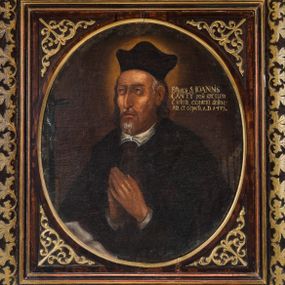 Zdjęcie nr 1: Obraz w kształcie stojącego prostokąta zawiera wizerunek św. Jana Kantego ukazanego w półpostaci, w trzech czwartych zwróconego w prawo. Szczupłą, pociągłą twarz świętego charakteryzują naturalistycznie opracowane rysy z pokrytym drobnymi bruzdami czołem, zwróconymi ku górze, niewielkimi, szeroko osadzonymi oczami, długim, lekko zakrzywionym nosem, wydatnymi kośćmi policzkowymi oraz nieznacznie rozchylonymi ustami widocznymi pomiędzy krótkim, siwym zarostem. Widoczne spod nakrywającego głowę biretu siwe włosy są lekko skręcone i sięgają ramion mężczyzny. Święty Jan Kanty ubrany jest w togę profesorską, ręce ma złożone w geście modlitwy. Głowę świętego okala świetlisty nimb. Postać ukazana jest na ciemnobrązowym, jednolitym tle. Po lewej stronie widoczny jest niewielki krucyfiks, po prawej w głębi grzbiety ksiąg, powyżej, na wysokości głowy świętego znajduje się napis „Effigies S(ancti) IOANṄIS / CANTY post sacrum / è vivis exspiriu(m) deline/ata et depicta, A(nno) D(omini) 1473.”.