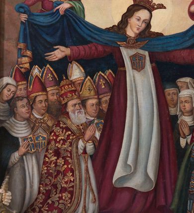 Zdjęcie nr 4: Obraz w kształcie stojącego prostokąta zamkniętego uskokowym, półkolistym łukiem nadwieszonym, o wklęsłych narożach dolnych, ujęty profilowaną, złoconą ramą. Wielofiguralna kompozycja przedstawia Matkę Boską w typie Mater Misericordiae. Stojąca pośrodku Maria, z przechyloną w lewo głową z koroną i okoloną nimbem, o długich, brązowych, falowanych włosach opadających na ramiona i plecy, szeroko rozkłada na boki wyprostowane ręce. Ubrana jest w ciemnoróżową suknię przewiązaną złotym paskiem, biały szkaplerz z tarczą herbową na piersi. Poły obszernego, spiętego pod szyją zaponą w kształcie uskrzydlonej główki anielskiej, niebieskiego płaszcza obszytego dołem złoconą frędzlą podtrzymują oburącz unoszący się po bokach dwaj aniołowie. Ubrani są w czerwone suknie o kwadratowych dekoltach obszytych złoconym galonem. Pod płaszczem, po obydwu stornach Marii stłoczone są sylwetki klęczących postaci. Po lewej przeważają przedstawiciele duchowieństwa, głównie biskupi w infułach na głowach. Na piersiach dwóch z nich oraz dominikanina przedstawiono tarcze herbowe z identycznym godłem, jak na szkaplerzu Marii. Na pierwszym planie znajduje się klęcząca na bordowej poduszce sylwetka papieża w tiarze i wzorzystej kapie. Po prawej stronie kompozycji ukazani są reprezentanci świeckiej części społeczeństwa. Na pierwszym planie, na bordowej poduszce klęczy cesarz. Ma na sobie zbroję płytową, na ramiona narzucony płaszcz ze złoconymi orłami a na głowie zamkniętą koronę. W tle, tuż za nim widoczna jest para królewska, obok klęczący dominikanin, na piersiach postaci znajdują się podobne do wspomnianych tarcze herbowe. W głębi tłum mieszczan. U stóp Marii leżą kajdany. W górnej partii przedstawienia, pośród obłoków i uskrzydlonych główek anielskich wyłania się sylwetka Boga Ojca ubranego w fioletową suknię i zielony płaszcz. Prawą ręką błogosławiącego, w lewej dzierżącego kulę globu ziemskiego i berło. Głowę ujmuje trójkątny nimb. 