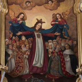 Zdjęcie nr 1: Obraz w kształcie stojącego prostokąta zamkniętego uskokowym, półkolistym łukiem nadwieszonym, o wklęsłych narożach dolnych, ujęty profilowaną, złoconą ramą. Wielofiguralna kompozycja przedstawia Matkę Boską w typie Mater Misericordiae. Stojąca pośrodku Maria, z przechyloną w lewo głową z koroną i okoloną nimbem, o długich, brązowych, falowanych włosach opadających na ramiona i plecy, szeroko rozkłada na boki wyprostowane ręce. Ubrana jest w ciemnoróżową suknię przewiązaną złotym paskiem, biały szkaplerz z tarczą herbową na piersi. Poły obszernego, spiętego pod szyją zaponą w kształcie uskrzydlonej główki anielskiej, niebieskiego płaszcza obszytego dołem złoconą frędzlą podtrzymują oburącz unoszący się po bokach dwaj aniołowie. Ubrani są w czerwone suknie o kwadratowych dekoltach obszytych złoconym galonem. Pod płaszczem, po obydwu stornach Marii stłoczone są sylwetki klęczących postaci. Po lewej przeważają przedstawiciele duchowieństwa, głównie biskupi w infułach na głowach. Na piersiach dwóch z nich oraz dominikanina przedstawiono tarcze herbowe z identycznym godłem, jak na szkaplerzu Marii. Na pierwszym planie znajduje się klęcząca na bordowej poduszce sylwetka papieża w tiarze i wzorzystej kapie. Po prawej stronie kompozycji ukazani są reprezentanci świeckiej części społeczeństwa. Na pierwszym planie, na bordowej poduszce klęczy cesarz. Ma na sobie zbroję płytową, na ramiona narzucony płaszcz ze złoconymi orłami a na głowie zamkniętą koronę. W tle, tuż za nim widoczna jest para królewska, obok klęczący dominikanin, na piersiach postaci znajdują się podobne do wspomnianych tarcze herbowe. W głębi tłum mieszczan. U stóp Marii leżą kajdany. W górnej partii przedstawienia, pośród obłoków i uskrzydlonych główek anielskich wyłania się sylwetka Boga Ojca ubranego w fioletową suknię i zielony płaszcz. Prawą ręką błogosławiącego, w lewej dzierżącego kulę globu ziemskiego i berło. Głowę ujmuje trójkątny nimb. 