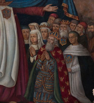 Zdjęcie nr 8: Obraz w kształcie stojącego prostokąta zamkniętego uskokowym, półkolistym łukiem nadwieszonym, o wklęsłych narożach dolnych, ujęty profilowaną, złoconą ramą. Wielofiguralna kompozycja przedstawia Matkę Boską w typie Mater Misericordiae. Stojąca pośrodku Maria, z przechyloną w lewo głową z koroną i okoloną nimbem, o długich, brązowych, falowanych włosach opadających na ramiona i plecy, szeroko rozkłada na boki wyprostowane ręce. Ubrana jest w ciemnoróżową suknię przewiązaną złotym paskiem, biały szkaplerz z tarczą herbową na piersi. Poły obszernego, spiętego pod szyją zaponą w kształcie uskrzydlonej główki anielskiej, niebieskiego płaszcza obszytego dołem złoconą frędzlą podtrzymują oburącz unoszący się po bokach dwaj aniołowie. Ubrani są w czerwone suknie o kwadratowych dekoltach obszytych złoconym galonem. Pod płaszczem, po obydwu stornach Marii stłoczone są sylwetki klęczących postaci. Po lewej przeważają przedstawiciele duchowieństwa, głównie biskupi w infułach na głowach. Na piersiach dwóch z nich oraz dominikanina przedstawiono tarcze herbowe z identycznym godłem, jak na szkaplerzu Marii. Na pierwszym planie znajduje się klęcząca na bordowej poduszce sylwetka papieża w tiarze i wzorzystej kapie. Po prawej stronie kompozycji ukazani są reprezentanci świeckiej części społeczeństwa. Na pierwszym planie, na bordowej poduszce klęczy cesarz. Ma na sobie zbroję płytową, na ramiona narzucony płaszcz ze złoconymi orłami a na głowie zamkniętą koronę. W tle, tuż za nim widoczna jest para królewska, obok klęczący dominikanin, na piersiach postaci znajdują się podobne do wspomnianych tarcze herbowe. W głębi tłum mieszczan. U stóp Marii leżą kajdany. W górnej partii przedstawienia, pośród obłoków i uskrzydlonych główek anielskich wyłania się sylwetka Boga Ojca ubranego w fioletową suknię i zielony płaszcz. Prawą ręką błogosławiącego, w lewej dzierżącego kulę globu ziemskiego i berło. Głowę ujmuje trójkątny nimb. 