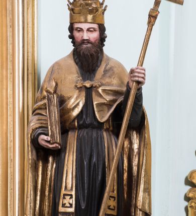 Zdjęcie nr 3: Retabulum ołtarza bocznego charakteryzuje architektoniczna, jednokondygnacyjna, jednoosiowa struktura ze zwieńczeniem. Ołtarz jest drewniany, sarkofagowy z drewnianą mensą. Retabulum osadzone jest na zdwojonym cokole. Część środkowa nastawy ujęta jest parą kolumn i dwoma parami pilastrów, z których jedna ma wklęsłe trzony. Wspomniane elementy wspierają wyłamujące się ponad nimi wklęsło-wypukłe belkowanie. Pole środkowe retabulum jest w kształcie stojącego prostokąta zamkniętego półkolistym łukiem nadwieszonym z uskokami, ujęte jest profilowaną, złoconą ramą. Zwieńczenie, w kształcie stojącego prostokąta zamknięte jest gzymsem w formie nadwieszonego łuku z uskokami. Pole środkowe stanowi owalny prześwit ujęty profilowaną, złoconą ramą. Po bokach zwieńczenia usytuowany jest przerwany, skośnie ustawiony wolutowy przyczółek. Po środku antepedium znajduje się polichromowane gorejące serce Jezusa ujęte gałązkami czerwonej róży. Pola cokołów zdobi ornamentyka rocaille’owo-akantowa. Część środkową retabulum ujmuje para ażurowych uszaków z liści akantu z motywami kogucich grzebieni. Trzony wklęsłych pilastrów w dolnej partii zdobią motywy wolut zwieńczonych liśćmi akantu. W górnej partii trzonów wszystkich pilastrów znajdują się podwieszenia w formie związanych wstążkami kompozycji kwiatowo-owocowych. Kapitele zdobione są detalami ze stylizowanych liści akantu oraz niewielkimi konsolkami z motywem palmety. Fryz dekorują motywy ornamentyki rocaille’owej. Krawędź gzymsu zwieńczenia ujęta jest rodzajem lambrekinu z pojedynczych liści o lancetowatym kształcie. W prześwit wkomponowana została promienista gloria z monogramem Jezusa pośrodku, na ciemnoczerwonym tle, ujęta wieńcem srebrzonych obłoków. W polu części środkowej retabulum znajduje się obraz Najświętsze Serce Jezusa, dodatkowo po bokach, na półkoliście wysuniętych partiach cokołu retabulum usytuowana jest para niewielkich rzeźb św. Rocha i św. Grzegorza Wielkiego. Na przerwanym przyczółku znajduje się para figur aniołów. 
Struktura retabulum utrzymana jest w pastelowym odcieniu turkusu z akcentem ciemnej czerwieni, partie detalu architektonicznego i ornamentyka są złocone i srebrzone.    
