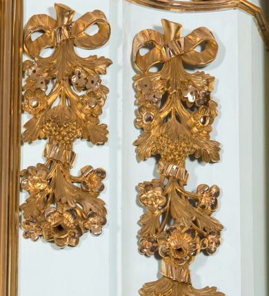 Zdjęcie nr 17: Retabulum ołtarza bocznego charakteryzuje architektoniczna, jednokondygnacyjna, jednoosiowa struktura ze zwieńczeniem. Ołtarz jest drewniany, sarkofagowy z drewnianą mensą. Retabulum osadzone jest na zdwojonym cokole. Część środkowa nastawy ujęta jest parą kolumn i dwoma parami pilastrów, z których jedna ma wklęsłe trzony. Wspomniane elementy wspierają wyłamujące się ponad nimi wklęsło-wypukłe belkowanie. Pole środkowe retabulum jest w kształcie stojącego prostokąta zamkniętego półkolistym łukiem nadwieszonym z uskokami, ujęte jest profilowaną, złoconą ramą. Zwieńczenie, w kształcie stojącego prostokąta zamknięte jest gzymsem w formie nadwieszonego łuku z uskokami. Pole środkowe stanowi owalny prześwit ujęty profilowaną, złoconą ramą. Po bokach zwieńczenia usytuowany jest przerwany, skośnie ustawiony wolutowy przyczółek. Po środku antepedium znajduje się polichromowane gorejące serce Jezusa ujęte gałązkami czerwonej róży. Pola cokołów zdobi ornamentyka rocaille’owo-akantowa. Część środkową retabulum ujmuje para ażurowych uszaków z liści akantu z motywami kogucich grzebieni. Trzony wklęsłych pilastrów w dolnej partii zdobią motywy wolut zwieńczonych liśćmi akantu. W górnej partii trzonów wszystkich pilastrów znajdują się podwieszenia w formie związanych wstążkami kompozycji kwiatowo-owocowych. Kapitele zdobione są detalami ze stylizowanych liści akantu oraz niewielkimi konsolkami z motywem palmety. Fryz dekorują motywy ornamentyki rocaille’owej. Krawędź gzymsu zwieńczenia ujęta jest rodzajem lambrekinu z pojedynczych liści o lancetowatym kształcie. W prześwit wkomponowana została promienista gloria z monogramem Jezusa pośrodku, na ciemnoczerwonym tle, ujęta wieńcem srebrzonych obłoków. W polu części środkowej retabulum znajduje się obraz Najświętsze Serce Jezusa, dodatkowo po bokach, na półkoliście wysuniętych partiach cokołu retabulum usytuowana jest para niewielkich rzeźb św. Rocha i św. Grzegorza Wielkiego. Na przerwanym przyczółku znajduje się para figur aniołów. 
Struktura retabulum utrzymana jest w pastelowym odcieniu turkusu z akcentem ciemnej czerwieni, partie detalu architektonicznego i ornamentyka są złocone i srebrzone.    
