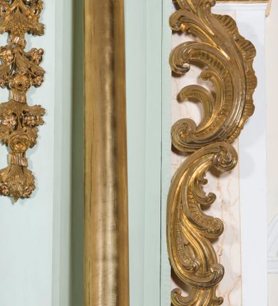 Zdjęcie nr 18: Retabulum ołtarza bocznego charakteryzuje architektoniczna, jednokondygnacyjna, jednoosiowa struktura ze zwieńczeniem. Ołtarz jest drewniany, sarkofagowy z drewnianą mensą. Retabulum osadzone jest na zdwojonym cokole. Część środkowa nastawy ujęta jest parą kolumn i dwoma parami pilastrów, z których jedna ma wklęsłe trzony. Wspomniane elementy wspierają wyłamujące się ponad nimi wklęsło-wypukłe belkowanie. Pole środkowe retabulum jest w kształcie stojącego prostokąta zamkniętego półkolistym łukiem nadwieszonym z uskokami, ujęte jest profilowaną, złoconą ramą. Zwieńczenie, w kształcie stojącego prostokąta zamknięte jest gzymsem w formie nadwieszonego łuku z uskokami. Pole środkowe stanowi owalny prześwit ujęty profilowaną, złoconą ramą. Po bokach zwieńczenia usytuowany jest przerwany, skośnie ustawiony wolutowy przyczółek. Po środku antepedium znajduje się polichromowane gorejące serce Jezusa ujęte gałązkami czerwonej róży. Pola cokołów zdobi ornamentyka rocaille’owo-akantowa. Część środkową retabulum ujmuje para ażurowych uszaków z liści akantu z motywami kogucich grzebieni. Trzony wklęsłych pilastrów w dolnej partii zdobią motywy wolut zwieńczonych liśćmi akantu. W górnej partii trzonów wszystkich pilastrów znajdują się podwieszenia w formie związanych wstążkami kompozycji kwiatowo-owocowych. Kapitele zdobione są detalami ze stylizowanych liści akantu oraz niewielkimi konsolkami z motywem palmety. Fryz dekorują motywy ornamentyki rocaille’owej. Krawędź gzymsu zwieńczenia ujęta jest rodzajem lambrekinu z pojedynczych liści o lancetowatym kształcie. W prześwit wkomponowana została promienista gloria z monogramem Jezusa pośrodku, na ciemnoczerwonym tle, ujęta wieńcem srebrzonych obłoków. W polu części środkowej retabulum znajduje się obraz Najświętsze Serce Jezusa, dodatkowo po bokach, na półkoliście wysuniętych partiach cokołu retabulum usytuowana jest para niewielkich rzeźb św. Rocha i św. Grzegorza Wielkiego. Na przerwanym przyczółku znajduje się para figur aniołów. 
Struktura retabulum utrzymana jest w pastelowym odcieniu turkusu z akcentem ciemnej czerwieni, partie detalu architektonicznego i ornamentyka są złocone i srebrzone.    
