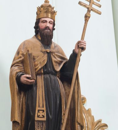 Zdjęcie nr 1: Całopostaciowa, pełnoplastyczna figura przedstawia stojącego na niskiej podstawie św. Grzegorza Wielkiego zwróconego na wprost. Lekko pochyloną głowę charakteryzuje owalna twarz o łagodnych rysach dojrzałego mężczyzny z szeroko rozstawionymi, nieco przymkniętymi oczami, długim, spiczastym nosem oraz długim zarostem. Święty ubrany jest w habit benedyktyński z zawieszoną na ramionach złoconą stułą oraz spiętą na piersiach złoconą kapą. Na głowę nałożona jest tiara papieska. W lewej ręce ma krzyż pontyfikalny, prawą podtrzymuje zamkniętą księgę. Wszystkie insygnia i atrybuty są złocone, zaś polichromia w odsłoniętych partiach ciała naturalistyczna.  