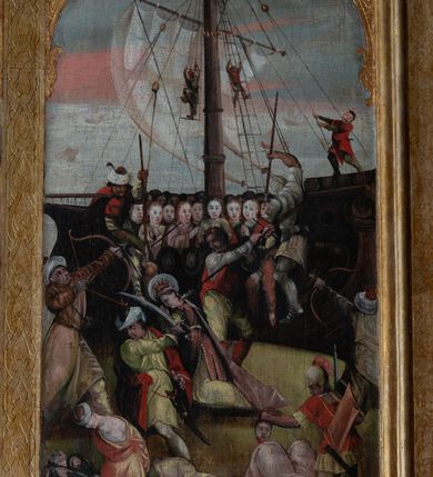 Zdjęcie nr 32: Skrzydło tryptyku w kształcie stojącego prostokąta podzielone na cztery kwatery z przedstawieniami: w lewej górnej „Rozesłanie Apostołów”, w prawej „Męczeństwo św. Urszuli i jej towarzyszek”; w lewej dolnej „Św. Mikołaj”, w prawej „Św. Stanisław”. Kompozycje w kształcie stojących prostokątów zamkniętych łukami półkolistymi wydzielone  złotymi pasami zdobionymi grawerowanym ornamentem. Sceny górne wielopostaciowe, wkomponowane w przestrzeń pejzażu. W scenie Rozesłania Apostołów pośrodku ukazana sylwetka stojącego w otoczeniu uczniów Jezusa w trzech czwartych zwróconego w lewo. W tle pejzaż z rzeką pośród gór. Pierwszy plan drugiej kwatery zajmuje dynamiczna scena męczeństwa świętych dziewic z ukazaną pośrodku klęczącą postacią św. Urszuli ścinanej mieczem. W tle widoczny jest duży statek z pozostałymi niewiastami, atakowanymi przez żołnierzy. Niebo na obrazach jasnobłękitne z różowymi pasmami obłoków. Kolorystyka jasna, szaty w kolorach jasnoróżowym oraz jasnozielonym. Sylwetki świętych biskupów w dolnej części skrzydła ołtarza ukazane są całopostaciowo na tle wzorzystych tkanin – Mikołaj na tle zielonej, Stanisław – czerwonej, w górnej partii obrazów szare, zachmurzone niebo. Święci stoją zwróceni w trzech czwartych w prawo, z głowami zwróconymi ku sobie. Ubrani są w stroje pontyfikalne – długie alby, św. Mikołaj w zielony ornat, św. Stanisław w czerwony, obaj w jasnoróżowe kapy, spięte pod szyją ozdobną klamrą, brązowe rękawiczki  oraz czerwone infuły na głowach. Święty Mikołaj trzyma w prawej ręce księgę z trzema złotymi kulami, w lewej pastorał, św. Stanisław prawą rękę unosi w geście błogosławieństwa, w lewej ma pastorał, u jego stóp sylwetka Piotrowina.  Rama drewniana, profilowana, złocona, zdobiona wicią floralną, na zewnątrz malowana na czerwono.