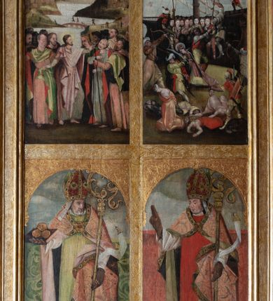 Zdjęcie nr 1: Skrzydło tryptyku w kształcie stojącego prostokąta podzielone na cztery kwatery z przedstawieniami: w lewej górnej „Rozesłanie Apostołów”, w prawej „Męczeństwo św. Urszuli i jej towarzyszek”; w lewej dolnej „Św. Mikołaj”, w prawej „Św. Stanisław”. Kompozycje w kształcie stojących prostokątów zamkniętych łukami półkolistymi wydzielone  złotymi pasami zdobionymi grawerowanym ornamentem. Sceny górne wielopostaciowe, wkomponowane w przestrzeń pejzażu. W scenie Rozesłania Apostołów pośrodku ukazana sylwetka stojącego w otoczeniu uczniów Jezusa w trzech czwartych zwróconego w lewo. W tle pejzaż z rzeką pośród gór. Pierwszy plan drugiej kwatery zajmuje dynamiczna scena męczeństwa świętych dziewic z ukazaną pośrodku klęczącą postacią św. Urszuli ścinanej mieczem. W tle widoczny jest duży statek z pozostałymi niewiastami, atakowanymi przez żołnierzy. Niebo na obrazach jasnobłękitne z różowymi pasmami obłoków. Kolorystyka jasna, szaty w kolorach jasnoróżowym oraz jasnozielonym. Sylwetki świętych biskupów w dolnej części skrzydła ołtarza ukazane są całopostaciowo na tle wzorzystych tkanin – Mikołaj na tle zielonej, Stanisław – czerwonej, w górnej partii obrazów szare, zachmurzone niebo. Święci stoją zwróceni w trzech czwartych w prawo, z głowami zwróconymi ku sobie. Ubrani są w stroje pontyfikalne – długie alby, św. Mikołaj w zielony ornat, św. Stanisław w czerwony, obaj w jasnoróżowe kapy, spięte pod szyją ozdobną klamrą, brązowe rękawiczki  oraz czerwone infuły na głowach. Święty Mikołaj trzyma w prawej ręce księgę z trzema złotymi kulami, w lewej pastorał, św. Stanisław prawą rękę unosi w geście błogosławieństwa, w lewej ma pastorał, u jego stóp sylwetka Piotrowina.  Rama drewniana, profilowana, złocona, zdobiona wicią floralną, na zewnątrz malowana na czerwono.