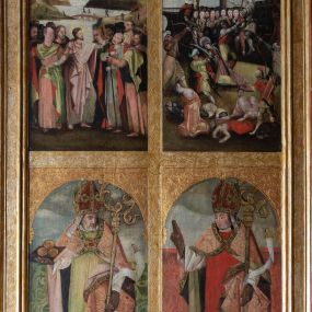 Zdjęcie nr 1: Skrzydło tryptyku w kształcie stojącego prostokąta podzielone na cztery kwatery z przedstawieniami: w lewej górnej „Rozesłanie Apostołów”, w prawej „Męczeństwo św. Urszuli i jej towarzyszek”; w lewej dolnej „Św. Mikołaj”, w prawej „Św. Stanisław”. Kompozycje w kształcie stojących prostokątów zamkniętych łukami półkolistymi wydzielone  złotymi pasami zdobionymi grawerowanym ornamentem. Sceny górne wielopostaciowe, wkomponowane w przestrzeń pejzażu. W scenie Rozesłania Apostołów pośrodku ukazana sylwetka stojącego w otoczeniu uczniów Jezusa w trzech czwartych zwróconego w lewo. W tle pejzaż z rzeką pośród gór. Pierwszy plan drugiej kwatery zajmuje dynamiczna scena męczeństwa świętych dziewic z ukazaną pośrodku klęczącą postacią św. Urszuli ścinanej mieczem. W tle widoczny jest duży statek z pozostałymi niewiastami, atakowanymi przez żołnierzy. Niebo na obrazach jasnobłękitne z różowymi pasmami obłoków. Kolorystyka jasna, szaty w kolorach jasnoróżowym oraz jasnozielonym. Sylwetki świętych biskupów w dolnej części skrzydła ołtarza ukazane są całopostaciowo na tle wzorzystych tkanin – Mikołaj na tle zielonej, Stanisław – czerwonej, w górnej partii obrazów szare, zachmurzone niebo. Święci stoją zwróceni w trzech czwartych w prawo, z głowami zwróconymi ku sobie. Ubrani są w stroje pontyfikalne – długie alby, św. Mikołaj w zielony ornat, św. Stanisław w czerwony, obaj w jasnoróżowe kapy, spięte pod szyją ozdobną klamrą, brązowe rękawiczki  oraz czerwone infuły na głowach. Święty Mikołaj trzyma w prawej ręce księgę z trzema złotymi kulami, w lewej pastorał, św. Stanisław prawą rękę unosi w geście błogosławieństwa, w lewej ma pastorał, u jego stóp sylwetka Piotrowina.  Rama drewniana, profilowana, złocona, zdobiona wicią floralną, na zewnątrz malowana na czerwono.