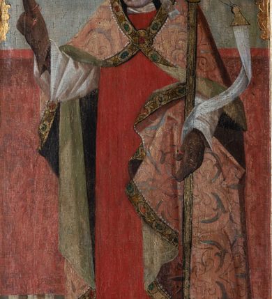 Zdjęcie nr 22: Skrzydło tryptyku w kształcie stojącego prostokąta podzielone na cztery kwatery z przedstawieniami: w lewej górnej „Rozesłanie Apostołów”, w prawej „Męczeństwo św. Urszuli i jej towarzyszek”; w lewej dolnej „Św. Mikołaj”, w prawej „Św. Stanisław”. Kompozycje w kształcie stojących prostokątów zamkniętych łukami półkolistymi wydzielone  złotymi pasami zdobionymi grawerowanym ornamentem. Sceny górne wielopostaciowe, wkomponowane w przestrzeń pejzażu. W scenie Rozesłania Apostołów pośrodku ukazana sylwetka stojącego w otoczeniu uczniów Jezusa w trzech czwartych zwróconego w lewo. W tle pejzaż z rzeką pośród gór. Pierwszy plan drugiej kwatery zajmuje dynamiczna scena męczeństwa świętych dziewic z ukazaną pośrodku klęczącą postacią św. Urszuli ścinanej mieczem. W tle widoczny jest duży statek z pozostałymi niewiastami, atakowanymi przez żołnierzy. Niebo na obrazach jasnobłękitne z różowymi pasmami obłoków. Kolorystyka jasna, szaty w kolorach jasnoróżowym oraz jasnozielonym. Sylwetki świętych biskupów w dolnej części skrzydła ołtarza ukazane są całopostaciowo na tle wzorzystych tkanin – Mikołaj na tle zielonej, Stanisław – czerwonej, w górnej partii obrazów szare, zachmurzone niebo. Święci stoją zwróceni w trzech czwartych w prawo, z głowami zwróconymi ku sobie. Ubrani są w stroje pontyfikalne – długie alby, św. Mikołaj w zielony ornat, św. Stanisław w czerwony, obaj w jasnoróżowe kapy, spięte pod szyją ozdobną klamrą, brązowe rękawiczki  oraz czerwone infuły na głowach. Święty Mikołaj trzyma w prawej ręce księgę z trzema złotymi kulami, w lewej pastorał, św. Stanisław prawą rękę unosi w geście błogosławieństwa, w lewej ma pastorał, u jego stóp sylwetka Piotrowina.  Rama drewniana, profilowana, złocona, zdobiona wicią floralną, na zewnątrz malowana na czerwono.