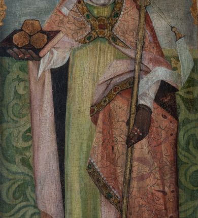 Zdjęcie nr 16: Skrzydło tryptyku w kształcie stojącego prostokąta podzielone na cztery kwatery z przedstawieniami: w lewej górnej „Rozesłanie Apostołów”, w prawej „Męczeństwo św. Urszuli i jej towarzyszek”; w lewej dolnej „Św. Mikołaj”, w prawej „Św. Stanisław”. Kompozycje w kształcie stojących prostokątów zamkniętych łukami półkolistymi wydzielone  złotymi pasami zdobionymi grawerowanym ornamentem. Sceny górne wielopostaciowe, wkomponowane w przestrzeń pejzażu. W scenie Rozesłania Apostołów pośrodku ukazana sylwetka stojącego w otoczeniu uczniów Jezusa w trzech czwartych zwróconego w lewo. W tle pejzaż z rzeką pośród gór. Pierwszy plan drugiej kwatery zajmuje dynamiczna scena męczeństwa świętych dziewic z ukazaną pośrodku klęczącą postacią św. Urszuli ścinanej mieczem. W tle widoczny jest duży statek z pozostałymi niewiastami, atakowanymi przez żołnierzy. Niebo na obrazach jasnobłękitne z różowymi pasmami obłoków. Kolorystyka jasna, szaty w kolorach jasnoróżowym oraz jasnozielonym. Sylwetki świętych biskupów w dolnej części skrzydła ołtarza ukazane są całopostaciowo na tle wzorzystych tkanin – Mikołaj na tle zielonej, Stanisław – czerwonej, w górnej partii obrazów szare, zachmurzone niebo. Święci stoją zwróceni w trzech czwartych w prawo, z głowami zwróconymi ku sobie. Ubrani są w stroje pontyfikalne – długie alby, św. Mikołaj w zielony ornat, św. Stanisław w czerwony, obaj w jasnoróżowe kapy, spięte pod szyją ozdobną klamrą, brązowe rękawiczki  oraz czerwone infuły na głowach. Święty Mikołaj trzyma w prawej ręce księgę z trzema złotymi kulami, w lewej pastorał, św. Stanisław prawą rękę unosi w geście błogosławieństwa, w lewej ma pastorał, u jego stóp sylwetka Piotrowina.  Rama drewniana, profilowana, złocona, zdobiona wicią floralną, na zewnątrz malowana na czerwono.