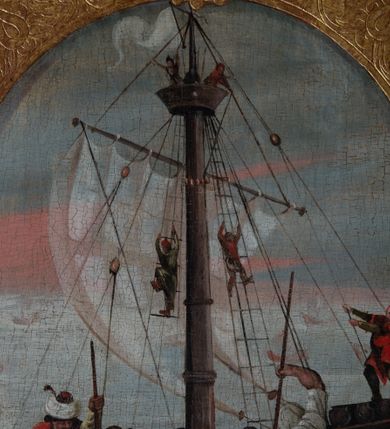 Zdjęcie nr 12: Skrzydło tryptyku w kształcie stojącego prostokąta podzielone na cztery kwatery z przedstawieniami: w lewej górnej „Rozesłanie Apostołów”, w prawej „Męczeństwo św. Urszuli i jej towarzyszek”; w lewej dolnej „Św. Mikołaj”, w prawej „Św. Stanisław”. Kompozycje w kształcie stojących prostokątów zamkniętych łukami półkolistymi wydzielone  złotymi pasami zdobionymi grawerowanym ornamentem. Sceny górne wielopostaciowe, wkomponowane w przestrzeń pejzażu. W scenie Rozesłania Apostołów pośrodku ukazana sylwetka stojącego w otoczeniu uczniów Jezusa w trzech czwartych zwróconego w lewo. W tle pejzaż z rzeką pośród gór. Pierwszy plan drugiej kwatery zajmuje dynamiczna scena męczeństwa świętych dziewic z ukazaną pośrodku klęczącą postacią św. Urszuli ścinanej mieczem. W tle widoczny jest duży statek z pozostałymi niewiastami, atakowanymi przez żołnierzy. Niebo na obrazach jasnobłękitne z różowymi pasmami obłoków. Kolorystyka jasna, szaty w kolorach jasnoróżowym oraz jasnozielonym. Sylwetki świętych biskupów w dolnej części skrzydła ołtarza ukazane są całopostaciowo na tle wzorzystych tkanin – Mikołaj na tle zielonej, Stanisław – czerwonej, w górnej partii obrazów szare, zachmurzone niebo. Święci stoją zwróceni w trzech czwartych w prawo, z głowami zwróconymi ku sobie. Ubrani są w stroje pontyfikalne – długie alby, św. Mikołaj w zielony ornat, św. Stanisław w czerwony, obaj w jasnoróżowe kapy, spięte pod szyją ozdobną klamrą, brązowe rękawiczki  oraz czerwone infuły na głowach. Święty Mikołaj trzyma w prawej ręce księgę z trzema złotymi kulami, w lewej pastorał, św. Stanisław prawą rękę unosi w geście błogosławieństwa, w lewej ma pastorał, u jego stóp sylwetka Piotrowina.  Rama drewniana, profilowana, złocona, zdobiona wicią floralną, na zewnątrz malowana na czerwono.