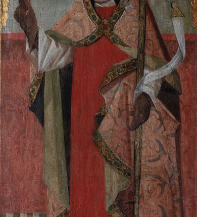 Zdjęcie nr 23: Skrzydło tryptyku w kształcie stojącego prostokąta podzielone na cztery kwatery z przedstawieniami: w lewej górnej „Rozesłanie Apostołów”, w prawej „Męczeństwo św. Urszuli i jej towarzyszek”; w lewej dolnej „Św. Mikołaj”, w prawej „Św. Stanisław”. Kompozycje w kształcie stojących prostokątów zamkniętych łukami półkolistymi wydzielone  złotymi pasami zdobionymi grawerowanym ornamentem. Sceny górne wielopostaciowe, wkomponowane w przestrzeń pejzażu. W scenie Rozesłania Apostołów pośrodku ukazana sylwetka stojącego w otoczeniu uczniów Jezusa w trzech czwartych zwróconego w lewo. W tle pejzaż z rzeką pośród gór. Pierwszy plan drugiej kwatery zajmuje dynamiczna scena męczeństwa świętych dziewic z ukazaną pośrodku klęczącą postacią św. Urszuli ścinanej mieczem. W tle widoczny jest duży statek z pozostałymi niewiastami, atakowanymi przez żołnierzy. Niebo na obrazach jasnobłękitne z różowymi pasmami obłoków. Kolorystyka jasna, szaty w kolorach jasnoróżowym oraz jasnozielonym. Sylwetki świętych biskupów w dolnej części skrzydła ołtarza ukazane są całopostaciowo na tle wzorzystych tkanin – Mikołaj na tle zielonej, Stanisław – czerwonej, w górnej partii obrazów szare, zachmurzone niebo. Święci stoją zwróceni w trzech czwartych w prawo, z głowami zwróconymi ku sobie. Ubrani są w stroje pontyfikalne – długie alby, św. Mikołaj w zielony ornat, św. Stanisław w czerwony, obaj w jasnoróżowe kapy, spięte pod szyją ozdobną klamrą, brązowe rękawiczki  oraz czerwone infuły na głowach. Święty Mikołaj trzyma w prawej ręce księgę z trzema złotymi kulami, w lewej pastorał, św. Stanisław prawą rękę unosi w geście błogosławieństwa, w lewej ma pastorał, u jego stóp sylwetka Piotrowina.  Rama drewniana, profilowana, złocona, zdobiona wicią floralną, na zewnątrz malowana na czerwono.