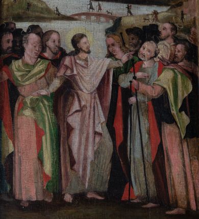 Zdjęcie nr 2: Skrzydło tryptyku w kształcie stojącego prostokąta podzielone na cztery kwatery z przedstawieniami: w lewej górnej „Rozesłanie Apostołów”, w prawej „Męczeństwo św. Urszuli i jej towarzyszek”; w lewej dolnej „Św. Mikołaj”, w prawej „Św. Stanisław”. Kompozycje w kształcie stojących prostokątów zamkniętych łukami półkolistymi wydzielone  złotymi pasami zdobionymi grawerowanym ornamentem. Sceny górne wielopostaciowe, wkomponowane w przestrzeń pejzażu. W scenie Rozesłania Apostołów pośrodku ukazana sylwetka stojącego w otoczeniu uczniów Jezusa w trzech czwartych zwróconego w lewo. W tle pejzaż z rzeką pośród gór. Pierwszy plan drugiej kwatery zajmuje dynamiczna scena męczeństwa świętych dziewic z ukazaną pośrodku klęczącą postacią św. Urszuli ścinanej mieczem. W tle widoczny jest duży statek z pozostałymi niewiastami, atakowanymi przez żołnierzy. Niebo na obrazach jasnobłękitne z różowymi pasmami obłoków. Kolorystyka jasna, szaty w kolorach jasnoróżowym oraz jasnozielonym. Sylwetki świętych biskupów w dolnej części skrzydła ołtarza ukazane są całopostaciowo na tle wzorzystych tkanin – Mikołaj na tle zielonej, Stanisław – czerwonej, w górnej partii obrazów szare, zachmurzone niebo. Święci stoją zwróceni w trzech czwartych w prawo, z głowami zwróconymi ku sobie. Ubrani są w stroje pontyfikalne – długie alby, św. Mikołaj w zielony ornat, św. Stanisław w czerwony, obaj w jasnoróżowe kapy, spięte pod szyją ozdobną klamrą, brązowe rękawiczki  oraz czerwone infuły na głowach. Święty Mikołaj trzyma w prawej ręce księgę z trzema złotymi kulami, w lewej pastorał, św. Stanisław prawą rękę unosi w geście błogosławieństwa, w lewej ma pastorał, u jego stóp sylwetka Piotrowina.  Rama drewniana, profilowana, złocona, zdobiona wicią floralną, na zewnątrz malowana na czerwono.