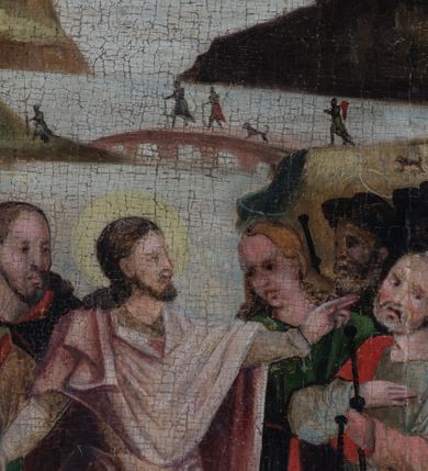 Zdjęcie nr 29: Skrzydło tryptyku w kształcie stojącego prostokąta podzielone na cztery kwatery z przedstawieniami: w lewej górnej „Rozesłanie Apostołów”, w prawej „Męczeństwo św. Urszuli i jej towarzyszek”; w lewej dolnej „Św. Mikołaj”, w prawej „Św. Stanisław”. Kompozycje w kształcie stojących prostokątów zamkniętych łukami półkolistymi wydzielone  złotymi pasami zdobionymi grawerowanym ornamentem. Sceny górne wielopostaciowe, wkomponowane w przestrzeń pejzażu. W scenie Rozesłania Apostołów pośrodku ukazana sylwetka stojącego w otoczeniu uczniów Jezusa w trzech czwartych zwróconego w lewo. W tle pejzaż z rzeką pośród gór. Pierwszy plan drugiej kwatery zajmuje dynamiczna scena męczeństwa świętych dziewic z ukazaną pośrodku klęczącą postacią św. Urszuli ścinanej mieczem. W tle widoczny jest duży statek z pozostałymi niewiastami, atakowanymi przez żołnierzy. Niebo na obrazach jasnobłękitne z różowymi pasmami obłoków. Kolorystyka jasna, szaty w kolorach jasnoróżowym oraz jasnozielonym. Sylwetki świętych biskupów w dolnej części skrzydła ołtarza ukazane są całopostaciowo na tle wzorzystych tkanin – Mikołaj na tle zielonej, Stanisław – czerwonej, w górnej partii obrazów szare, zachmurzone niebo. Święci stoją zwróceni w trzech czwartych w prawo, z głowami zwróconymi ku sobie. Ubrani są w stroje pontyfikalne – długie alby, św. Mikołaj w zielony ornat, św. Stanisław w czerwony, obaj w jasnoróżowe kapy, spięte pod szyją ozdobną klamrą, brązowe rękawiczki  oraz czerwone infuły na głowach. Święty Mikołaj trzyma w prawej ręce księgę z trzema złotymi kulami, w lewej pastorał, św. Stanisław prawą rękę unosi w geście błogosławieństwa, w lewej ma pastorał, u jego stóp sylwetka Piotrowina.  Rama drewniana, profilowana, złocona, zdobiona wicią floralną, na zewnątrz malowana na czerwono.